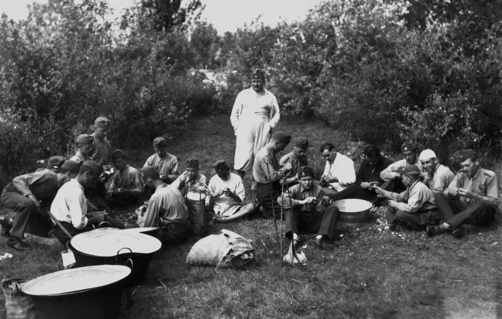 Hungary, Balatonvilágos, Balatonaliga (ekkor Balatonfőkajárhoz tartozott), a dunapataji leventék tábora., 1937, Zádori Ferenc, cauldron, camp, youth military organisation, peeling potato, Fortepan #121174