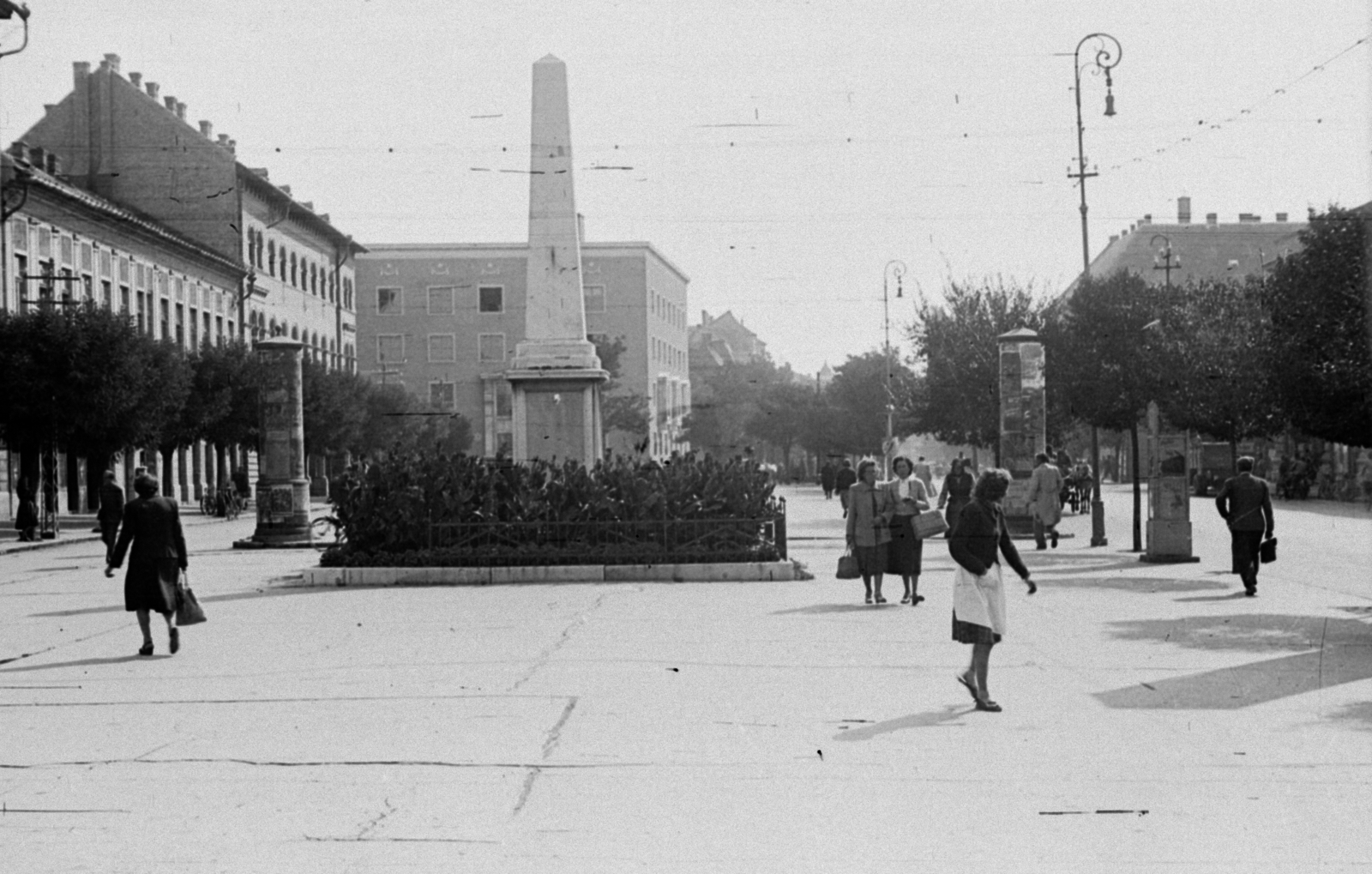 Hungary, Szolnok, Kossuth Lajos tér., 1954, Kurutz Márton, walk, monument, square, pedestrian, genre painting, Fortepan #12118