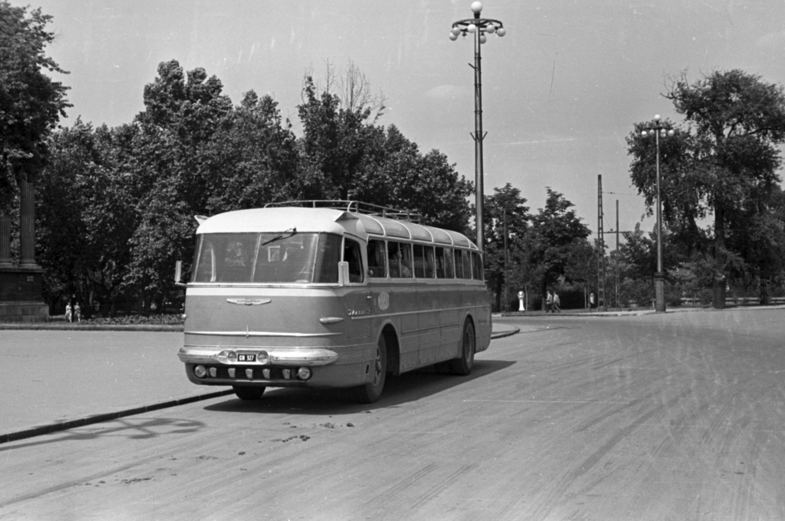 Magyarország, Budapest XIV., Hősök tere, Ikarus 55 távolsági autóbusz a Szépművészeti Múzeum előtt., 1957, Kurutz Márton, autóbusz, magyar gyártmány, Ikarus-márka, Ikarus 55, rendszám, Budapest, Fortepan #12130