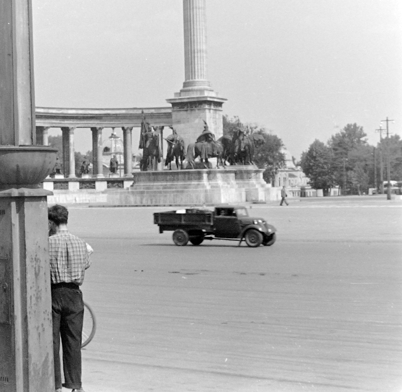 Hungary, Budapest XIV., Hősök tere., 1960, Kurutz Márton, square, commercial vehicle, horse sculpture, Budapest, sculptural group, Árpád-portrayal, Fortepan #12131