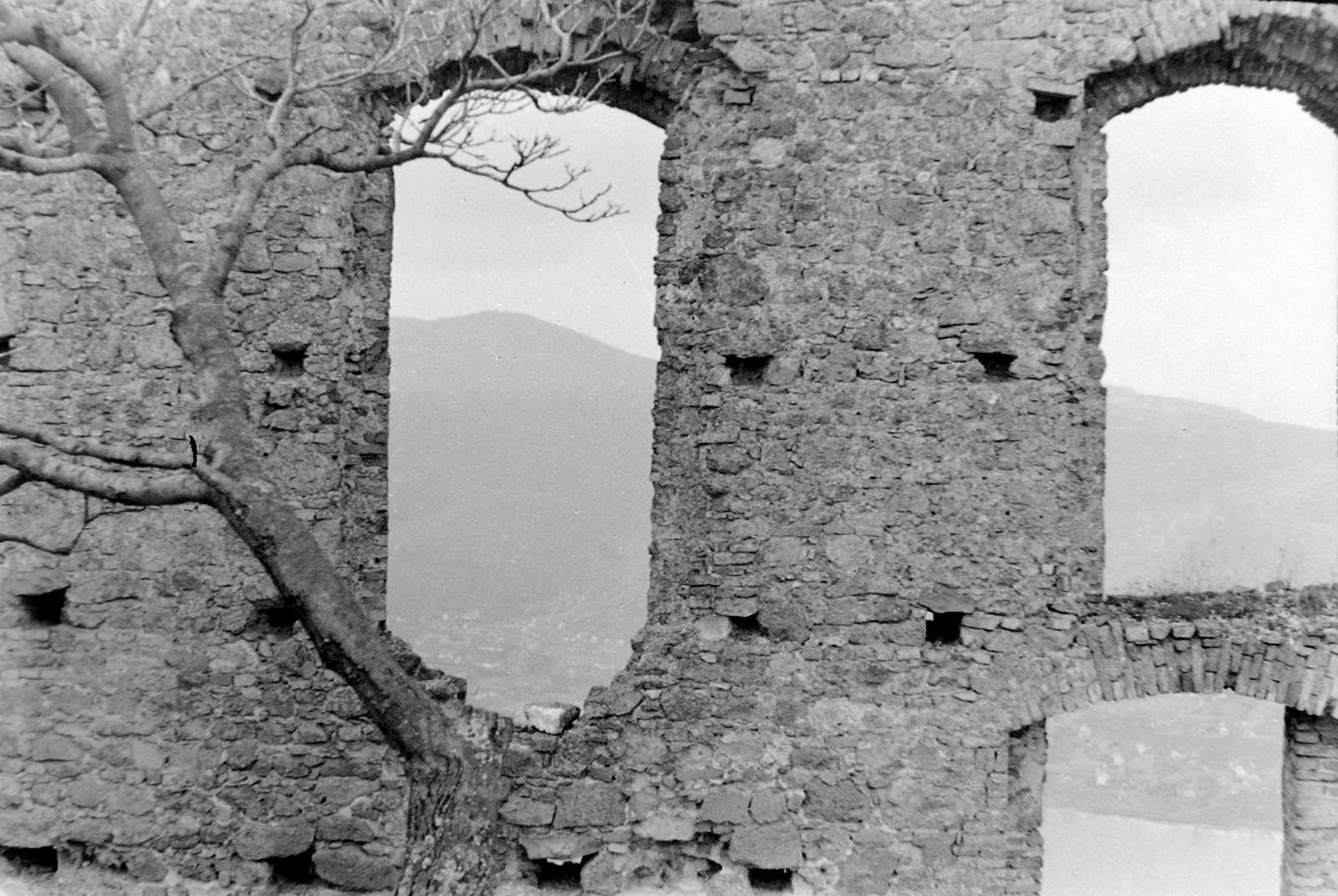Hungary,Danube Bend, Visegrád, Fellegvár, kilátás a belső várudvar felől, a lovagterem ablakain keresztül Börzsöny, Nagymaros felé., 1960, Kurutz Márton, Fortepan #12141