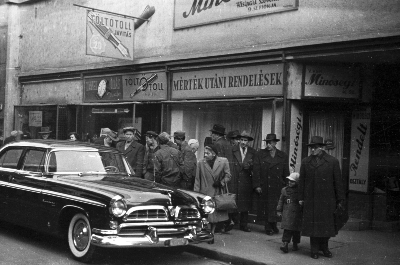 Hungary, Budapest V., Váci utca 20. 1955-ös Chrysler Windsor személygépkocsi., 1955, Kurutz Márton, automobile, Chrysler-brand, Budapest, Fortepan #12142