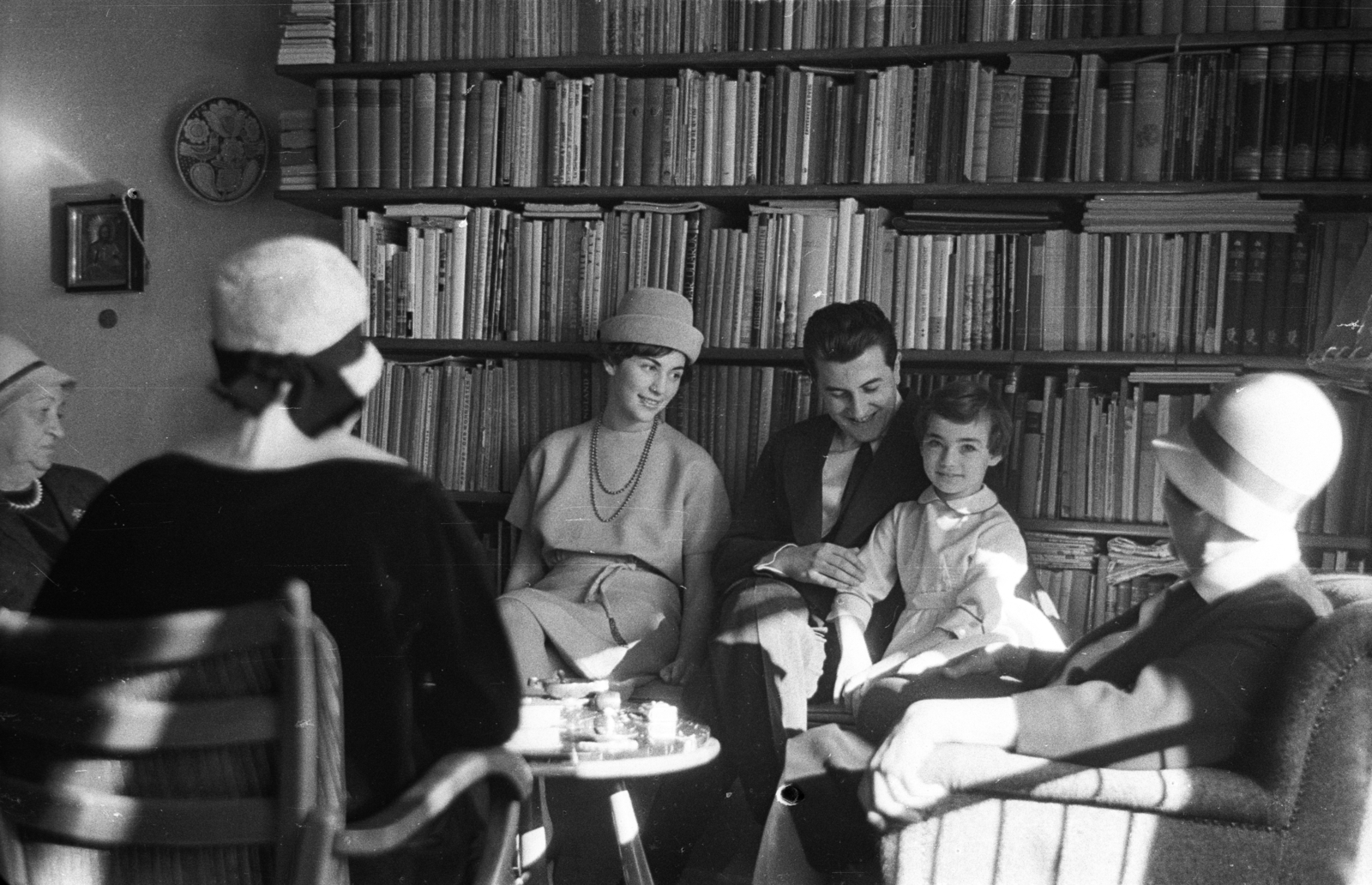 Hungary, Budapest II., Lotz Károly utca 18., 1962, G K, hat, family, furniture, interior, bookshelf, kid, arm chair, Budapest, Fortepan #12168