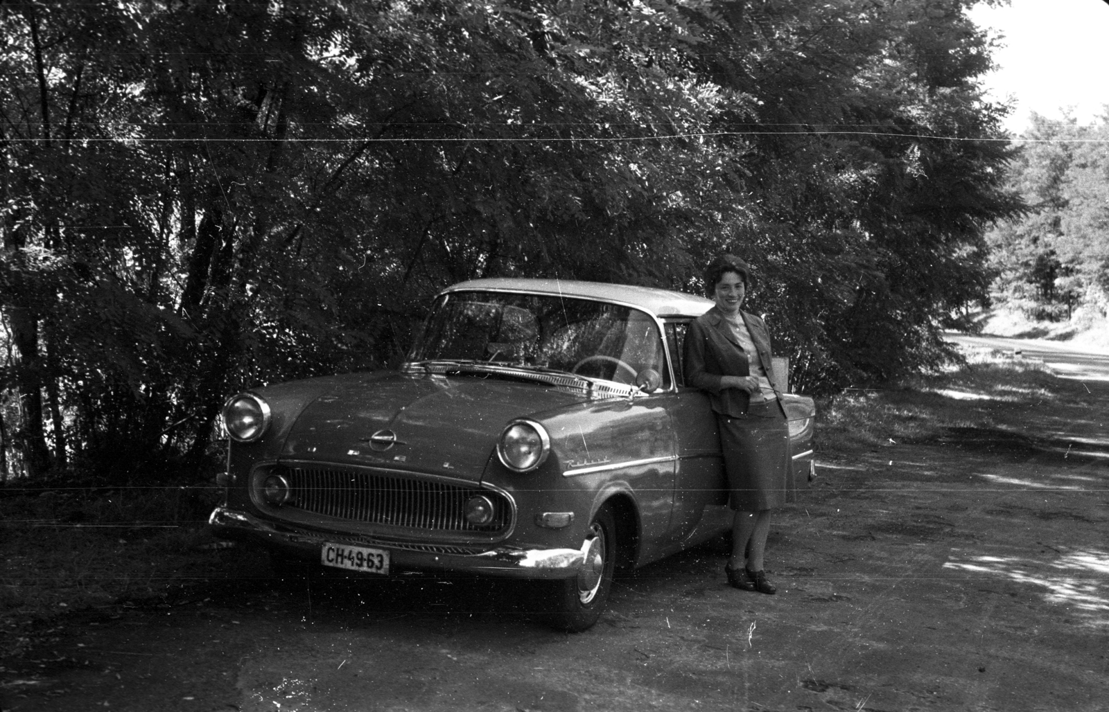Opel Rekord 1958 típusú személygépkocsi., 1963, G K, German brand, Opel-brand, smile, lady, automobile, number plate, costume, cardigan, prop up on elbows, girls'n'cars, Fortepan #12197