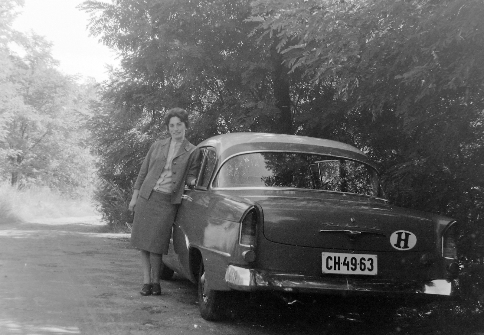 Opel Rekord 1958 típusú személygépkocsi., 1963, G K, transport, German brand, Opel-brand, lady, automobile, number plate, costume, cardigan, country code sign, girls'n'cars, Fortepan #12198