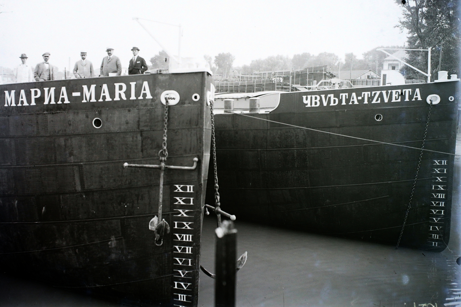 Hungary, Budapest XIII., Újpesti-öböl, Ganz és Tsa. Danubius Gép-, Waggon- és Hajógyár Rt. Maria és Tzveta uszályok, fedélzetükön mérnökök és üzemvezetők. Leltári jelzet: MMKM TFGY 2017.2.50., 1925, Magyar Műszaki és Közlekedési Múzeum / Történeti Fényképek Gyűjteménye / Óbudai Hajógyár gyűjteménye, barge, Budapest, Cyrillic alphabet, bilingual sign, Roman numerals, Fortepan #122007