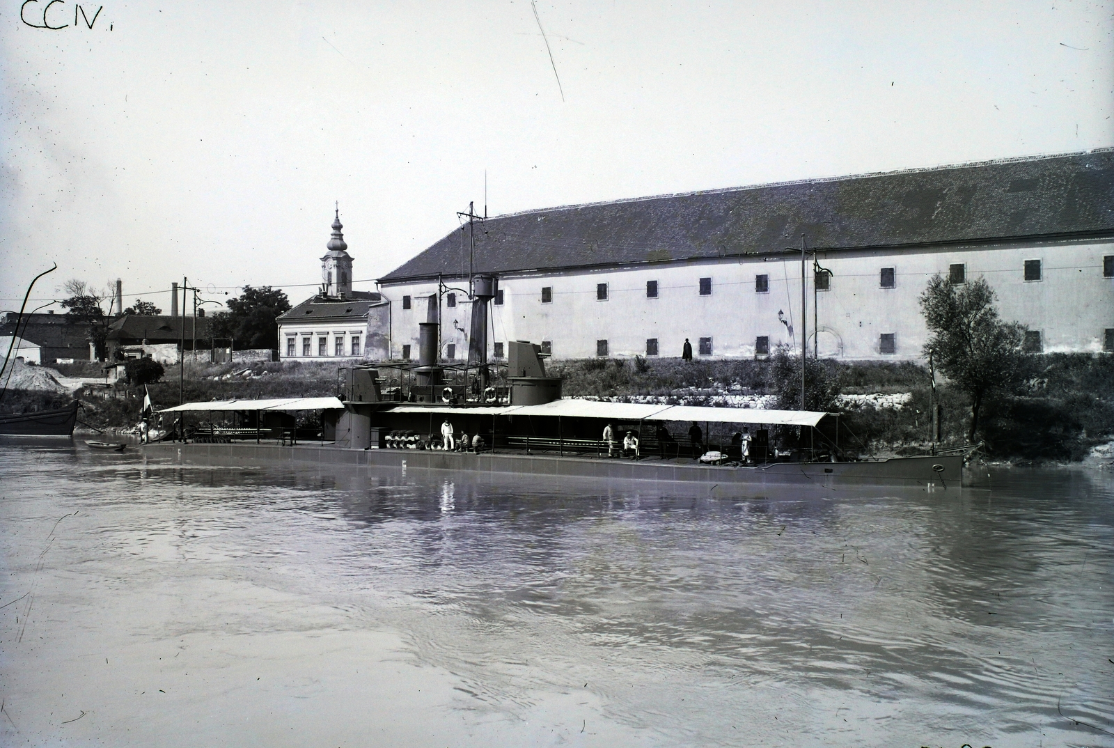 Magyarország, Óbuda, Budapest III., Óbudai Hajógyár, Duna-ág a Hajógyári-sziget mellett, SMS Maros monitor (épült: 1871.). Háttérben a Szent Péter és Pál-templom, a Zichy-kastély és a szentendrei HÉV villamosított vonala. Leltári jelzet: MMKM TFGY 2017.2.60., 1915, Magyar Műszaki és Közlekedési Múzeum / Történeti Fényképek Gyűjteménye / Óbudai Hajógyár gyűjteménye, HÉV, Budapest, Fortepan #122011