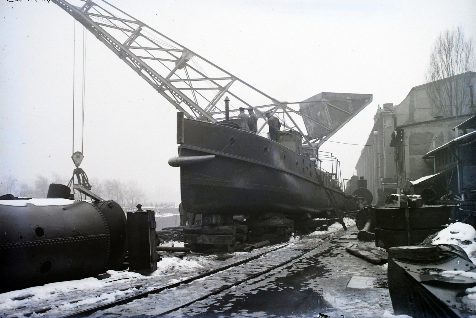 Hungary, Óbuda, Budapest III., Óbudai Hajógyár, a felvétel a Dunai Flottilla (Weichsel, 1915.) őrnaszádjának vízretétele előtt készült. Leltári jelzet: MMKM TFGY 2017.2.75., 1916, Magyar Műszaki és Közlekedési Múzeum / Történeti Fényképek Gyűjteménye / Óbudai Hajógyár gyűjteménye, Budapest, Fortepan #122022