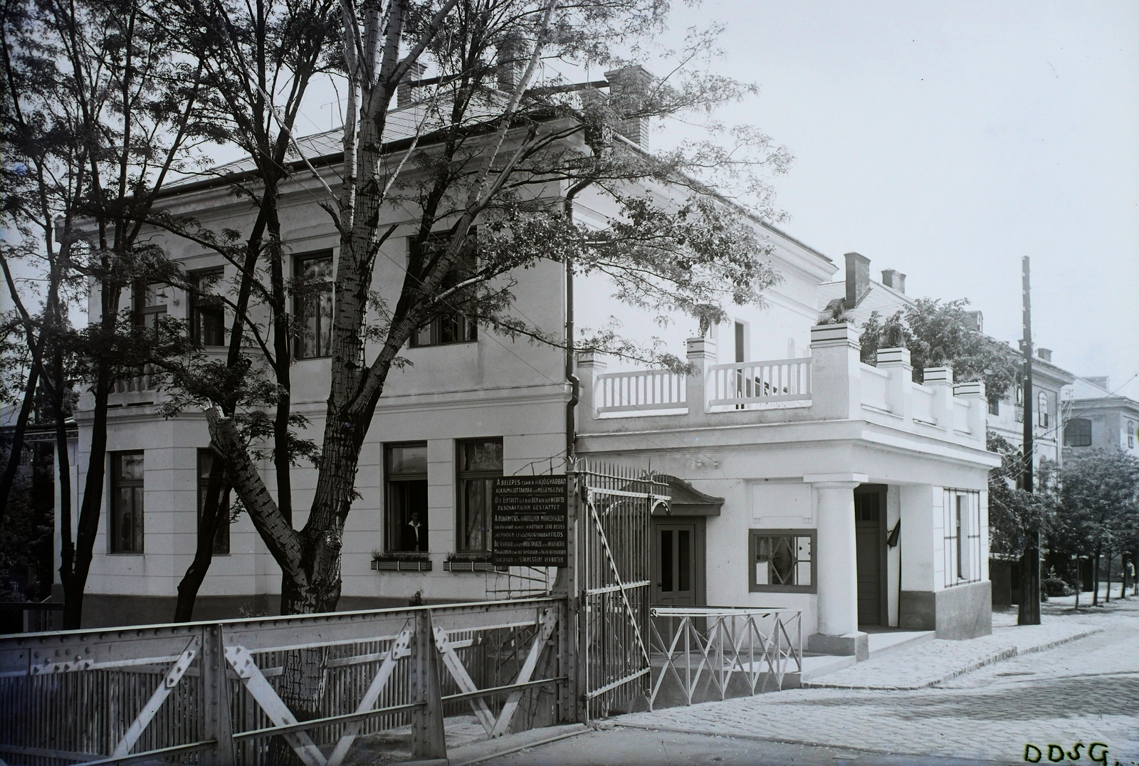 Hungary, Óbuda, Budapest III., az Óbudai Hajógyár kapuja a Hajógyári-szigetre vezető emelőhídról fényképezve. Leltári jelzet: MMKM TFGY 2017.2.111., 1924, Magyar Műszaki és Közlekedési Múzeum / Történeti Fényképek Gyűjteménye / Óbudai Hajógyár gyűjteménye, Budapest, board, label, Fortepan #122042