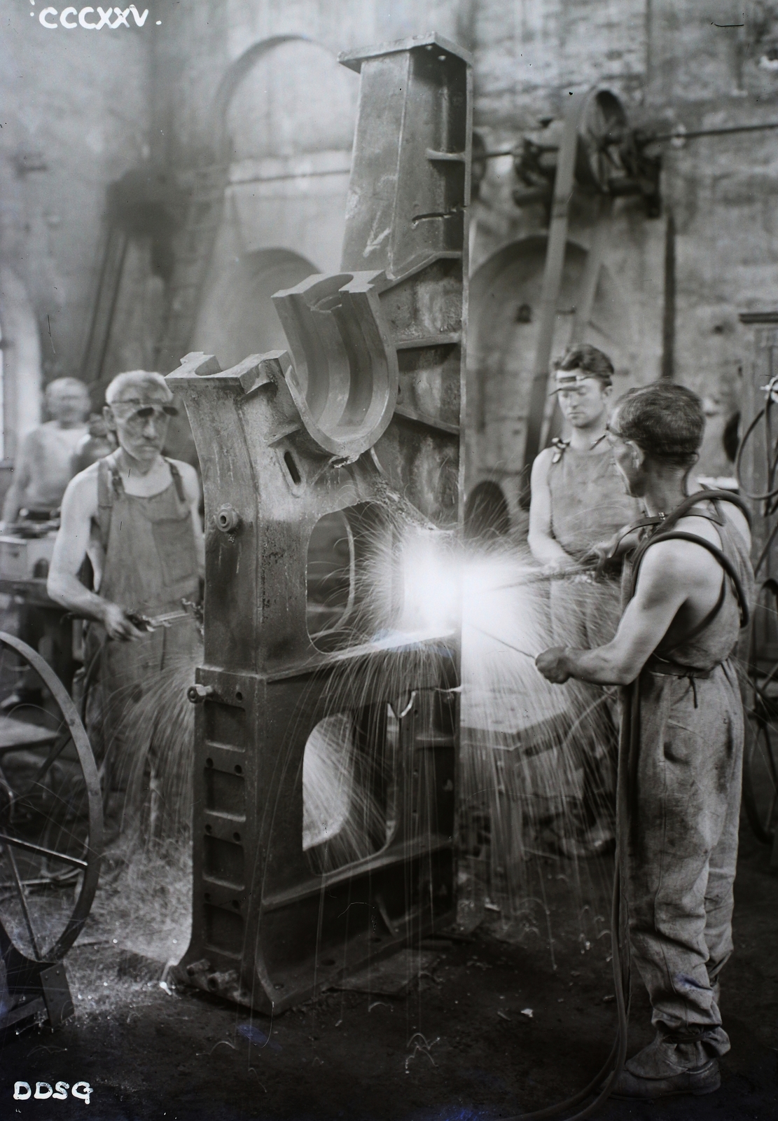 Magyarország, Óbuda, Budapest III., Óbudai Hajógyár, hegesztők munkában. Leltári jelzet: MMKM TFGY 2017.2.120., 1926, Magyar Műszaki és Közlekedési Múzeum / Történeti Fényképek Gyűjteménye / Óbudai Hajógyár gyűjteménye, Budapest, védőruha, munkahely, szikraeső, DDSG, Fortepan #122045