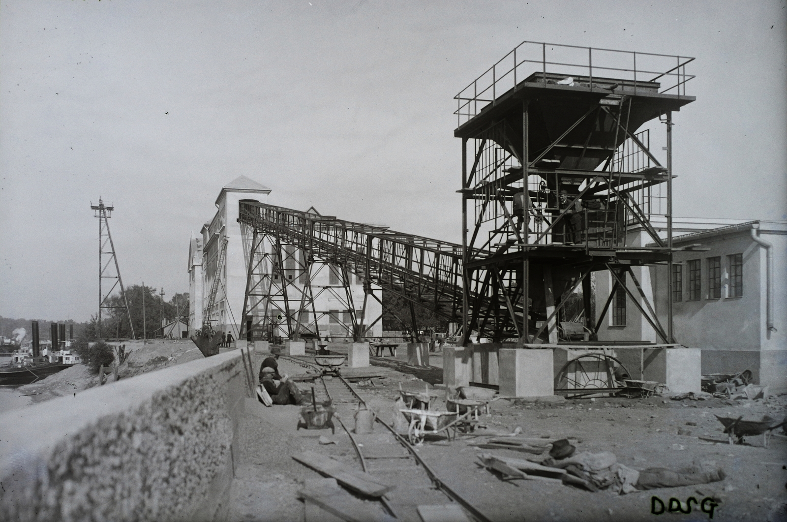 Hungary, Óbuda, Budapest III., Óbudai Hajógyár, a raktárházhoz vezető szállítószalag és adagológarat összeszerelése a szénrakodónál. Leltári jelzet: MMKM TFGY 2017.2.136., 1930, Magyar Műszaki és Közlekedési Múzeum / Történeti Fényképek Gyűjteménye / Óbudai Hajógyár gyűjteménye, Budapest, conveyor belt, Fortepan #122052
