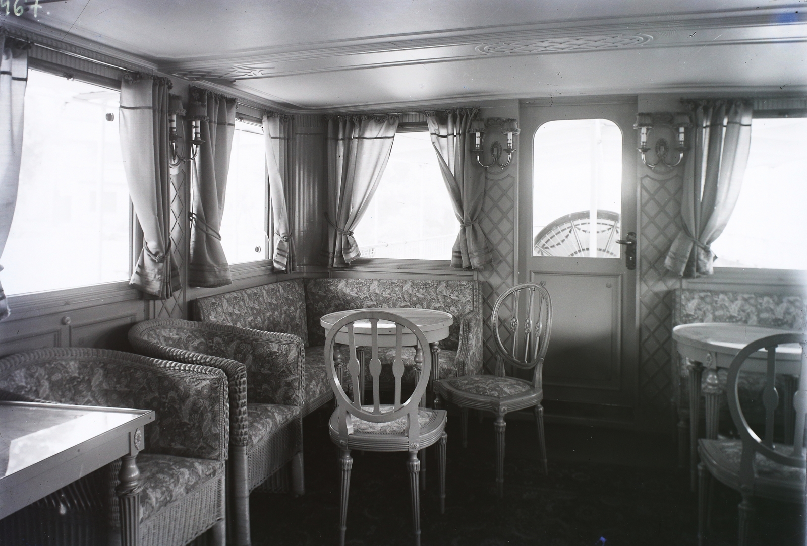 Hungary, »Termesgőzhajó szalonja.« Leltári jelzet: MMKM TFGY 2017.2.151., 1927, Magyar Műszaki és Közlekedési Múzeum / Történeti Fényképek Gyűjteménye / Óbudai Hajógyár gyűjteménye, ship, saloon, curtain, window, door, interior, table, chair, lamp bracket, Fortepan #122060