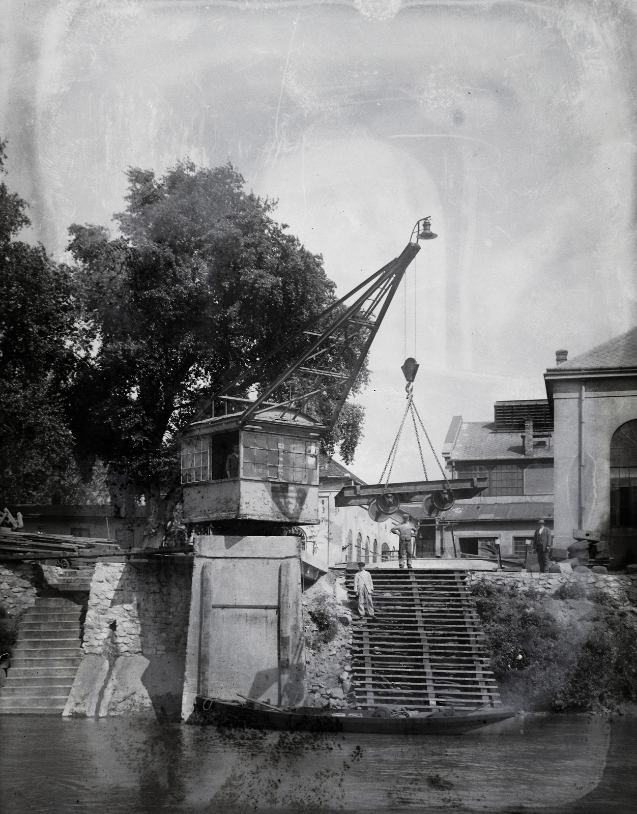 Magyarország, Óbuda, Budapest III., Óbudai Hajógyár, daru a Hajógyári-öböl partján. Leltári jelzet: MMKM TFGY 2017.2.165., 1930, Magyar Műszaki és Közlekedési Múzeum / Történeti Fényképek Gyűjteménye / Óbudai Hajógyár gyűjteménye, Budapest, lépcső, Fortepan #122065