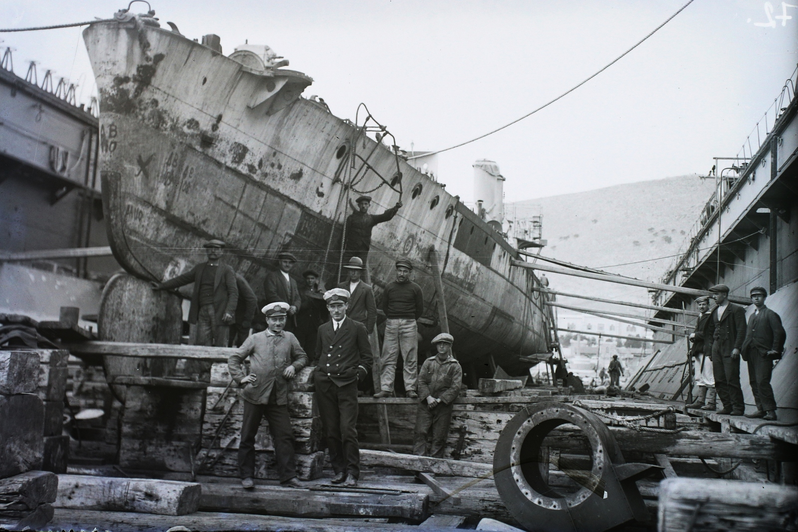 »Görögország számára átengedett torpedónaszád javítás alatt ismeretlen tengeri kikötőben.« Leltári jelzet: MMKM TFGY 2017.1.1473., 1928, Magyar Műszaki és Közlekedési Múzeum / Történeti Fényképek Gyűjteménye / Ganz gyűjtemény, worker, skipper, weapon, sailor, Fortepan #122118