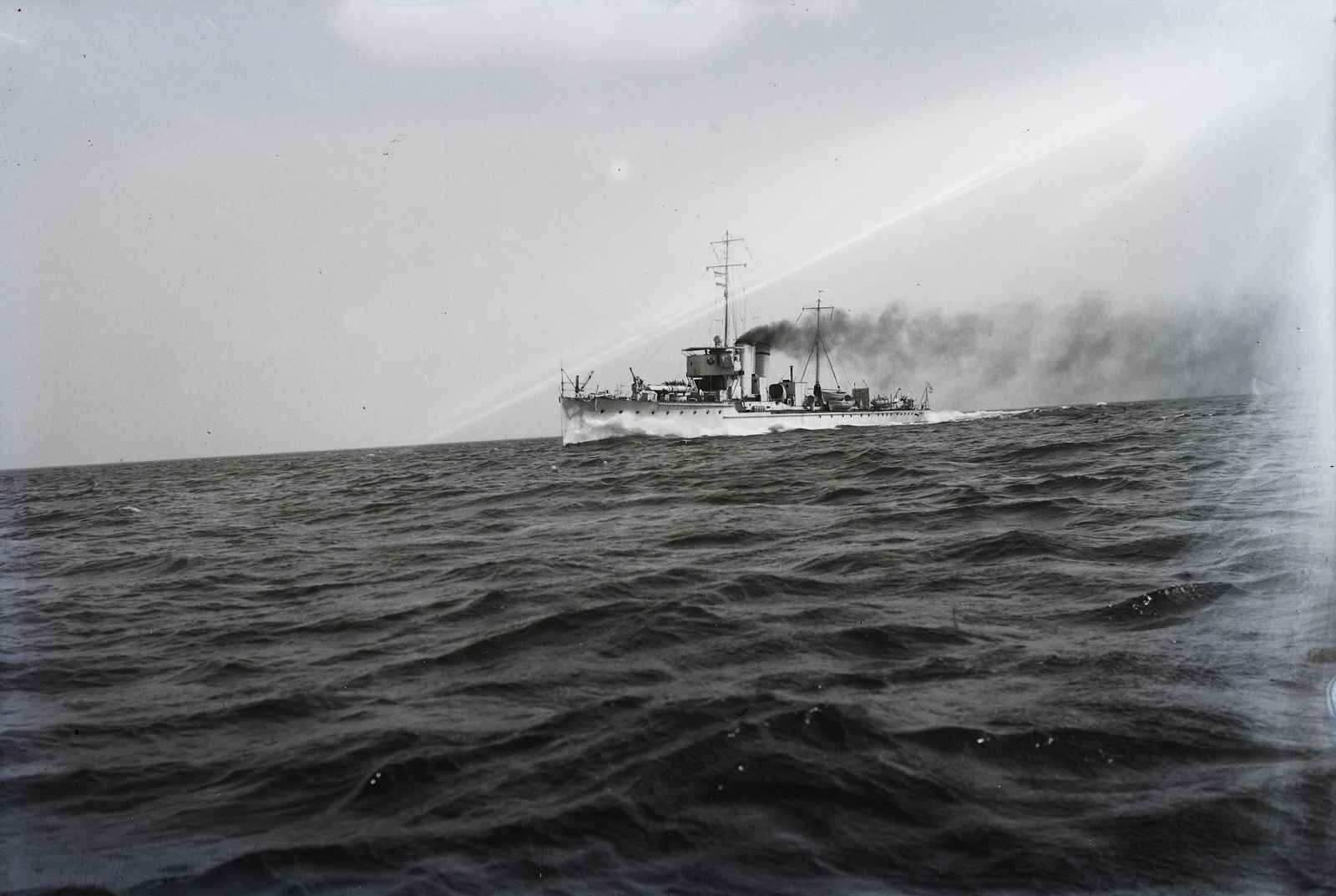 »Görög torpedónaszád, feltehetően a PN KÜDÓNIAI (1915, ex- SMS 100-M) vagy egyik testvérhajója a nyílt tengeren 1925-1928 között.« Leltári jelzet: MMKM TFGY 2017.1.1475., 1928, Magyar Műszaki és Közlekedési Múzeum / Történeti Fényképek Gyűjteménye / Ganz gyűjtemény, torpedónaszád, hullámzás, füst, Fortepan #122119
