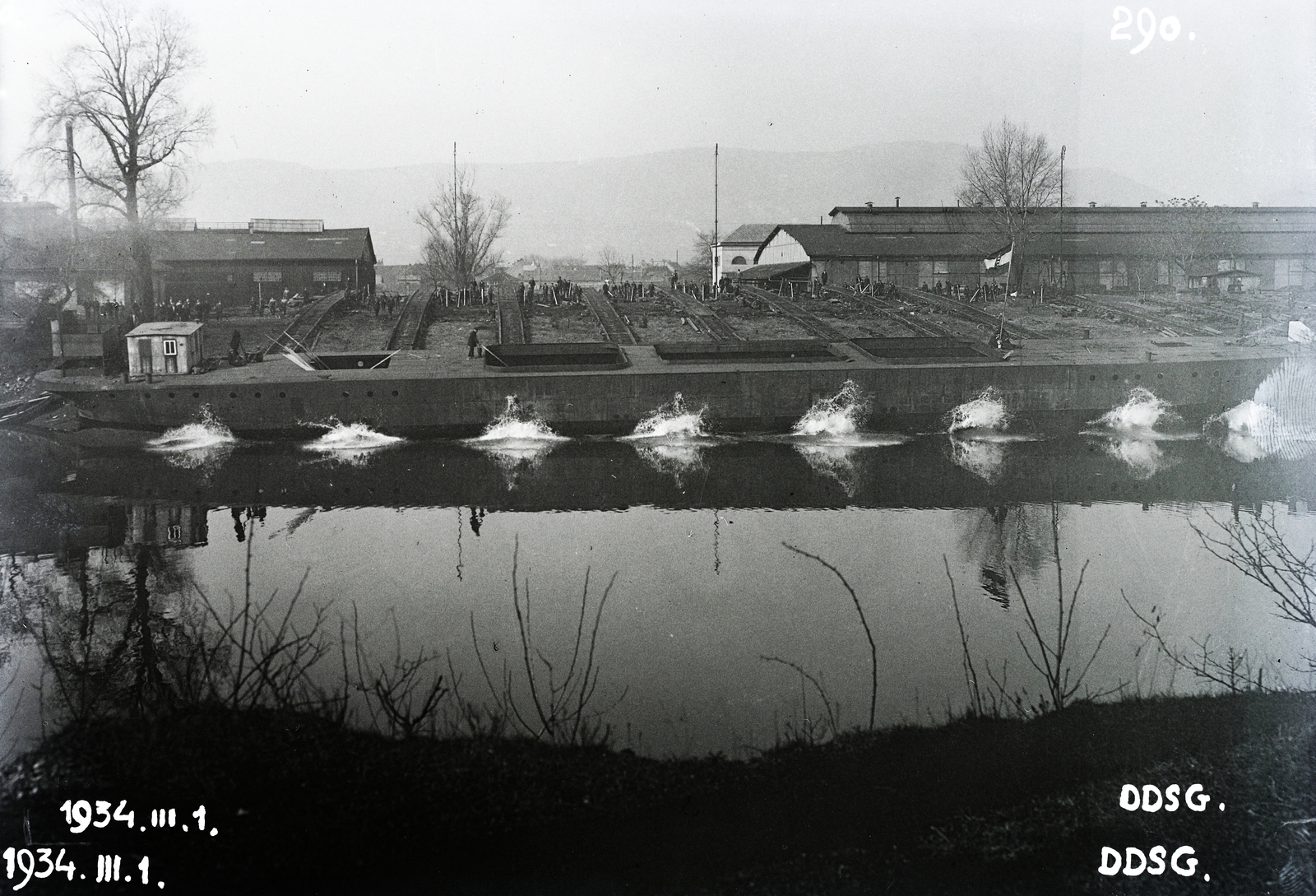Hungary, »DDSG uszály vízre bocsátása .« Leltári jelzet: MMKM TFGY 2017.2.286., 1934, Magyar Műszaki és Közlekedési Múzeum / Történeti Fényképek Gyűjteménye / Óbudai Hajógyár gyűjteménye, barge, Fortepan #122137