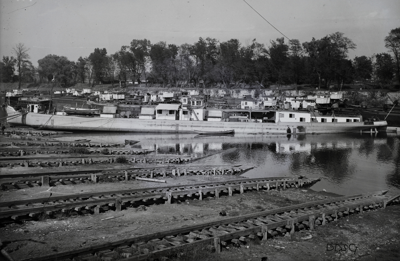 Hungary, Óbuda, Budapest III., Óbudai Hajógyár, a Bayerischer Lloyd Hajózási Társaság Adolph von Baeyer 610 tonnás olajszállító motoros hajója. Háttérben DDSG tankuszály és uszálybárkák. Leltári jelzet: MMKM TFGY 2017.2.287., 1927, Magyar Műszaki és Közlekedési Múzeum / Történeti Fényképek Gyűjteménye / Óbudai Hajógyár gyűjteménye, Budapest, water surface, Fortepan #122138