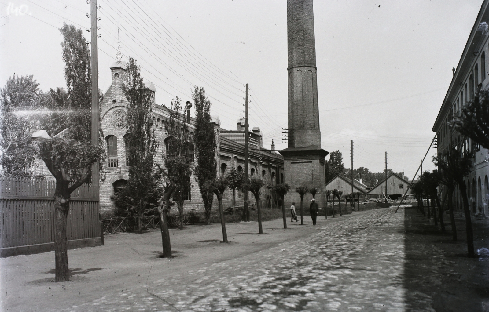 Hungary, Óbuda, Budapest III., Óbudai Hajógyár, a bejáratától balra eső tér. Balra a villamossági központ (korábban kazánház), jobbra a központi irodaépület. Leltári jelzet: MMKM TFGY 2017.2.306., 1927, Magyar Műszaki és Közlekedési Múzeum / Történeti Fényképek Gyűjteménye / Óbudai Hajógyár gyűjteménye, Budapest, Fortepan #122148