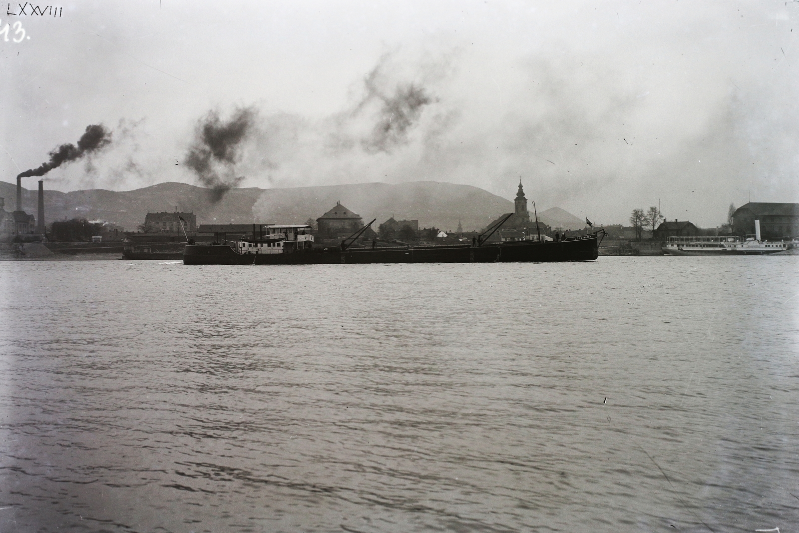 Hungary, Óbuda, Budapest III., DDSG MOTOR I. (1910) önjáró uszály az Óbudai Hajógyár előtt, háttérben az Óbudai zsinagóga és a Szent Péter és Pál-templom. Leltári jelzet: MMKM TFGY 2017.2.309., 1926, Magyar Műszaki és Közlekedési Múzeum / Történeti Fényképek Gyűjteménye / Óbudai Hajógyár gyűjteménye, Budapest, Fortepan #122151