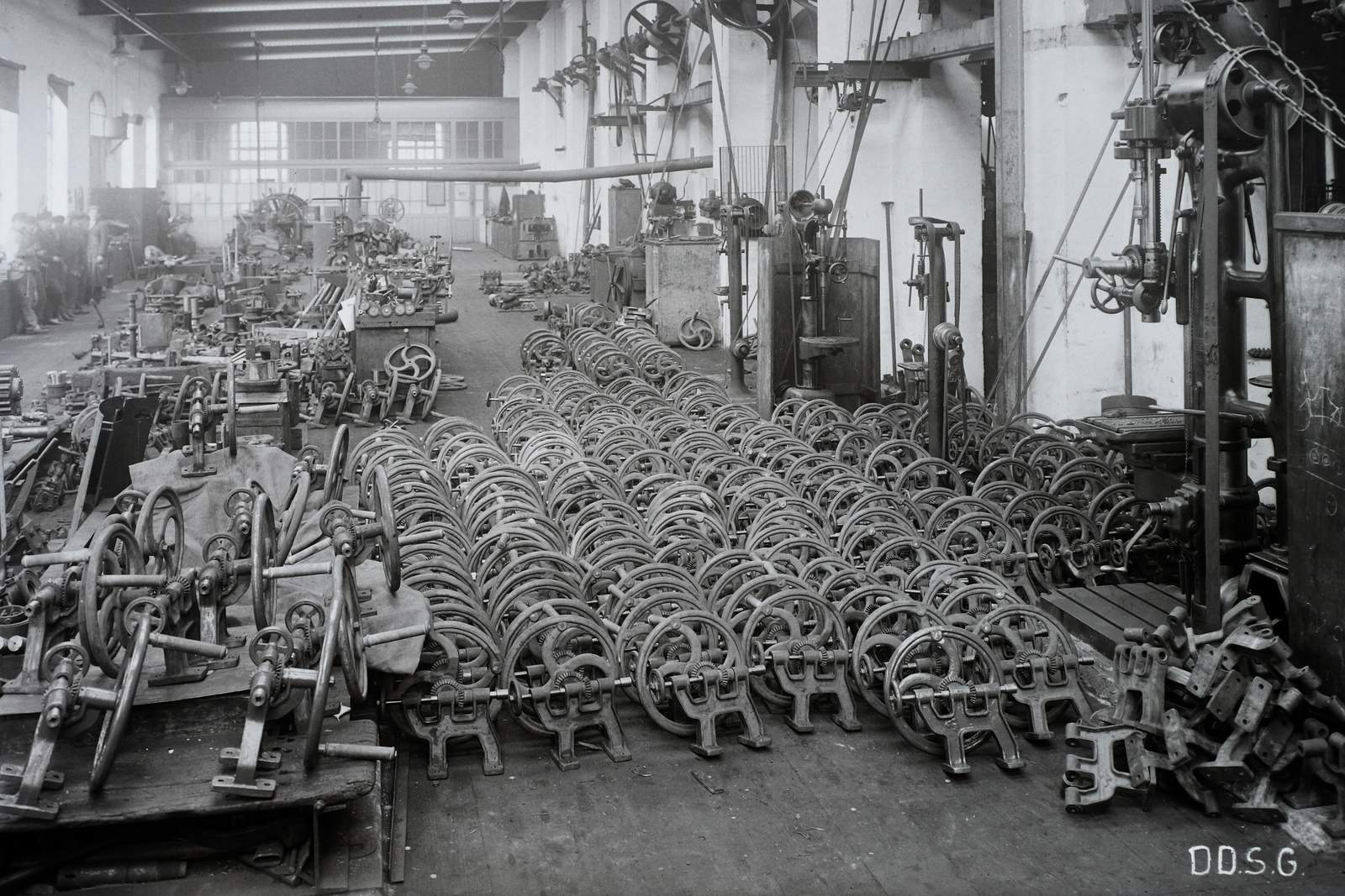 Hungary, Óbuda, Budapest III., Óbudai Hajógyár, elkészült hajtóművek öntöttvas hajtókerékkel. Leltári jelzet: MMKM TFGY 2017.2.336., 1928, Magyar Műszaki és Közlekedési Múzeum / Történeti Fényképek Gyűjteménye / Óbudai Hajógyár gyűjteménye, Budapest, workshop, Fortepan #122161