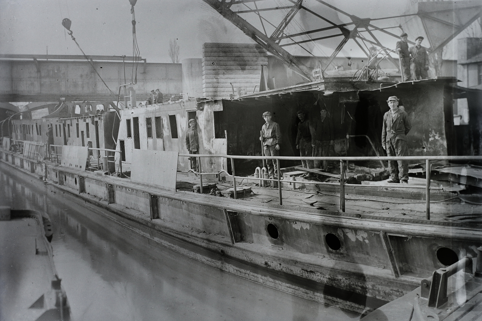 Hungary, Budapest III., »Munkaállomásként használt sérült úszó platform a félkész Árpád-híd pillérei alatt az Óbudai hajógyár bejáratánál.« Leltári jelzet: MMKM TFGY 2017.2.426., 1947, Magyar Műszaki és Közlekedési Múzeum / Történeti Fényképek Gyűjteménye / Óbudai Hajógyár gyűjteménye, worker, Budapest, Fortepan #122186