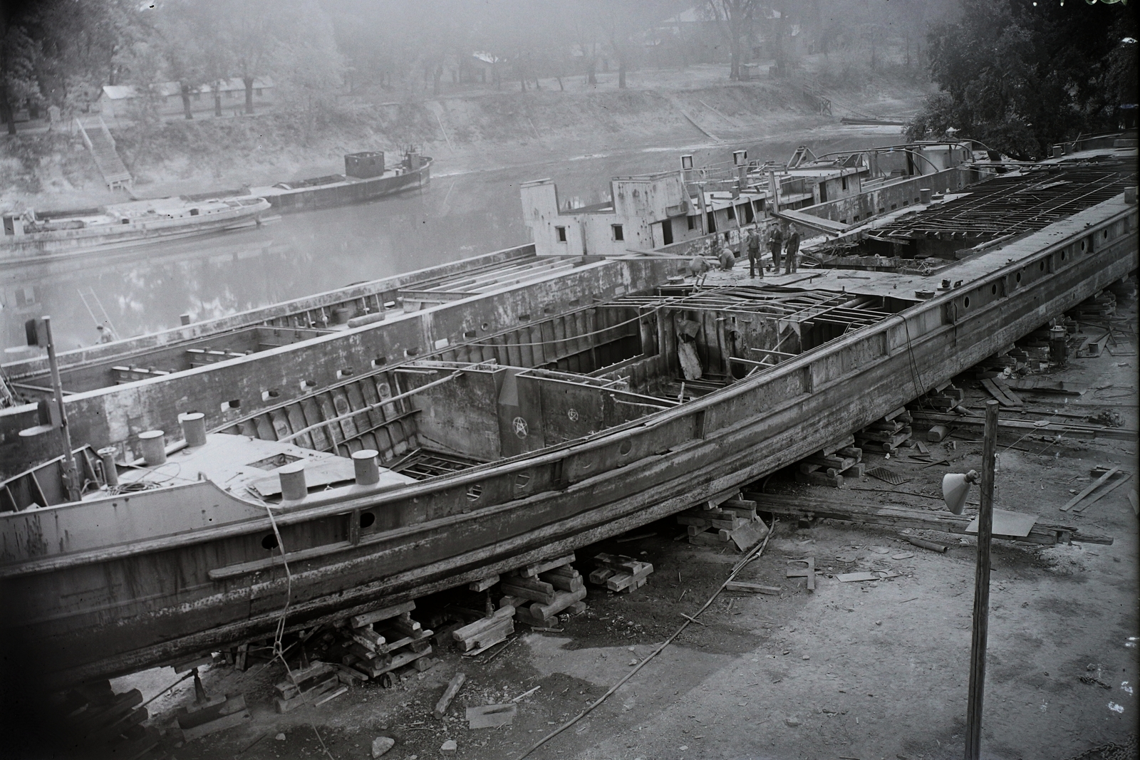 Hungary, Óbuda, Budapest III., Óbudai Hajógyár, a Hajógyári-öböl partja, hajótest bontása sólyán. Leltári jelzet: MMKM TFGY 2017.2.433., 1932, Magyar Műszaki és Közlekedési Múzeum / Történeti Fényképek Gyűjteménye / Óbudai Hajógyár gyűjteménye, Budapest, shipbuilding industry, Fortepan #122191