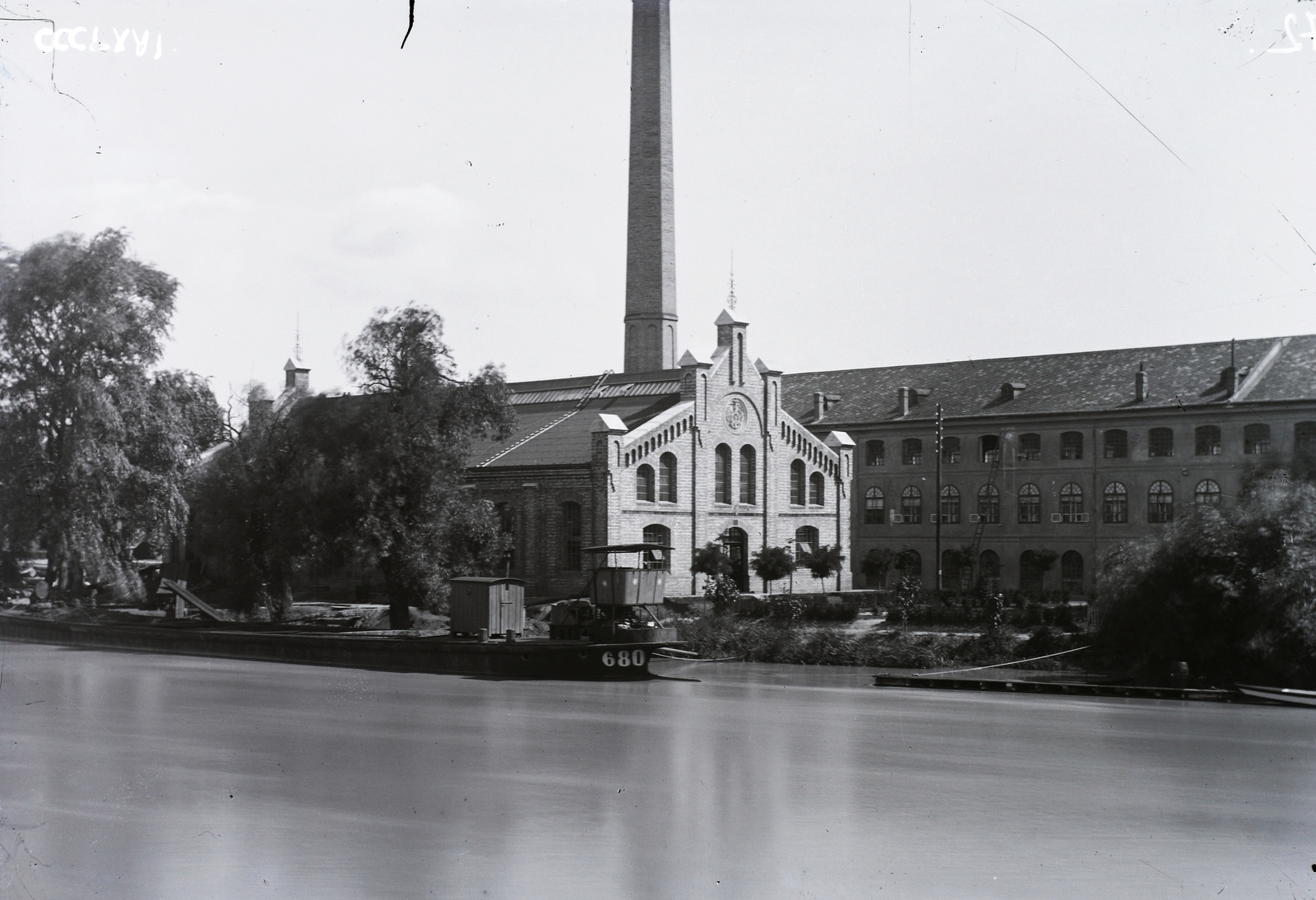 Hungary, Óbuda, Budapest III., Óbudai Hajógyár a budai rakpartról nézve. Szemben a bejáratától balra eső téren a villamossági központ (korábban kazánház), mögötte a központi irodaépület. Leltári jelzet: MMKM TFGY 2017.2.438., 1931, Magyar Műszaki és Közlekedési Múzeum / Történeti Fényképek Gyűjteménye / Óbudai Hajógyár gyűjteménye, barge, Budapest, Fortepan #122194