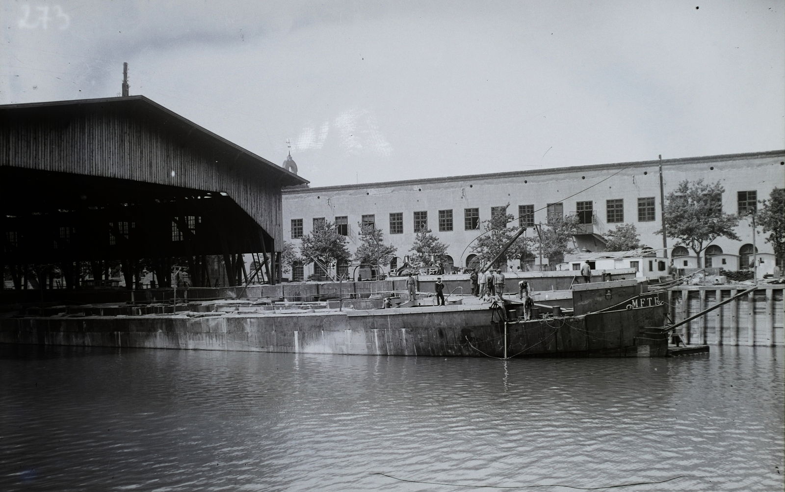Magyarország, Óbuda, Budapest III., Óbudai Hajógyár, Hajógyári-öböl, MFTR uszály a hajóvédő csarnoknál. Leltári jelzet: MMKM TFGY 2017.2.439, 1916, Magyar Műszaki és Közlekedési Múzeum / Történeti Fényképek Gyűjteménye / Óbudai Hajógyár gyűjteménye, uszály, Budapest, Fortepan #122195