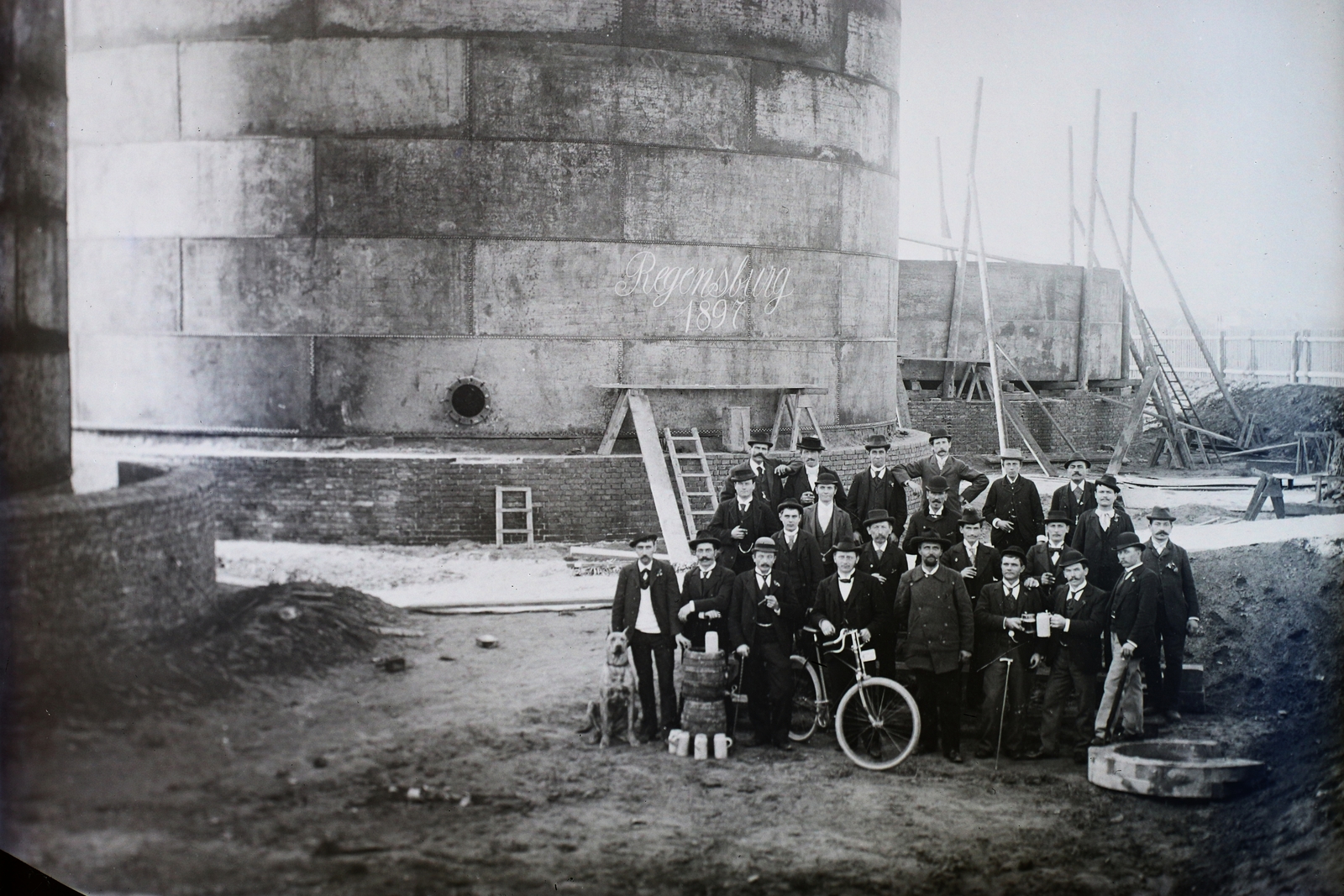 Németország, Regensburg, ünneplő csoport egy gyárépítkezésen. A felvétel 1897-ben készült. Leltári jelzet: MMKM TFGY 2017.2.461., 1900, Magyar Műszaki és Közlekedési Múzeum / Történeti Fényképek Gyűjteménye / Óbudai Hajógyár gyűjteménye, kerékpár, csoportkép, kutya, Fortepan #122205