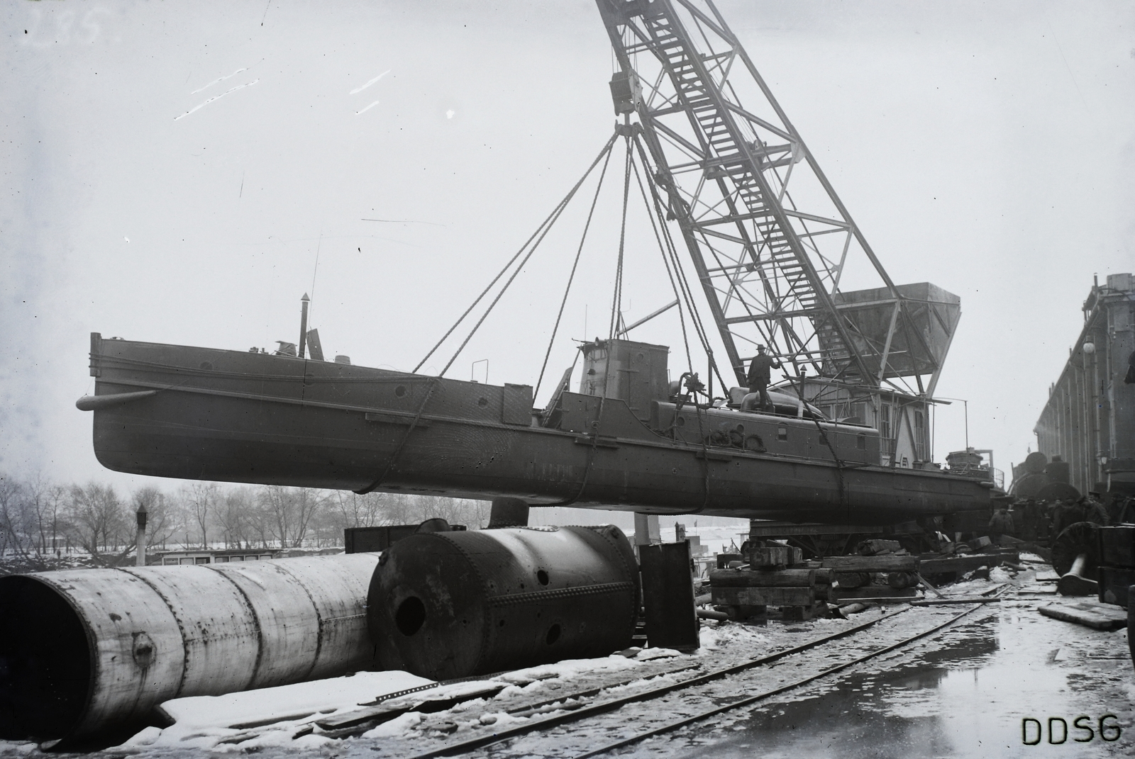 Hungary, Óbuda, Budapest III., Óbudai Hajógyár, a felvétel a Dunai Flottilla (Weichsel, 1915.) őrnaszádjának vízretételekor készült. Leltári jelzet: MMKM TFGY 2017.2.471., 1916, Magyar Műszaki és Közlekedési Múzeum / Történeti Fényképek Gyűjteménye / Óbudai Hajógyár gyűjteménye, Budapest, Fortepan #122210
