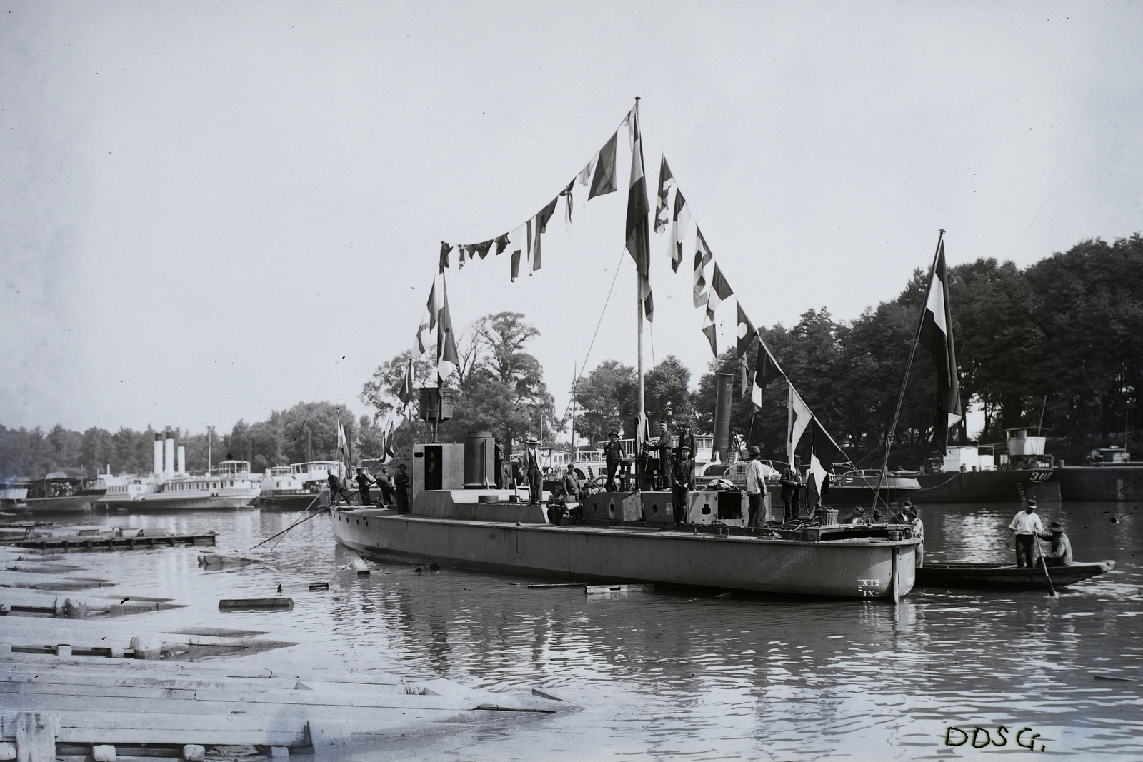 Hungary, Óbuda, Budapest III., Óbudai Hajógyár, az épülő I jelű őrnaszád (1916) (később Fogas) vízre bocsátás után. Leltári jelzet: MMKM TFGY 2017.2.477., 1915, Magyar Műszaki és Közlekedési Múzeum / Történeti Fényképek Gyűjteménye / Óbudai Hajógyár gyűjteménye, Budapest, Fortepan #122214