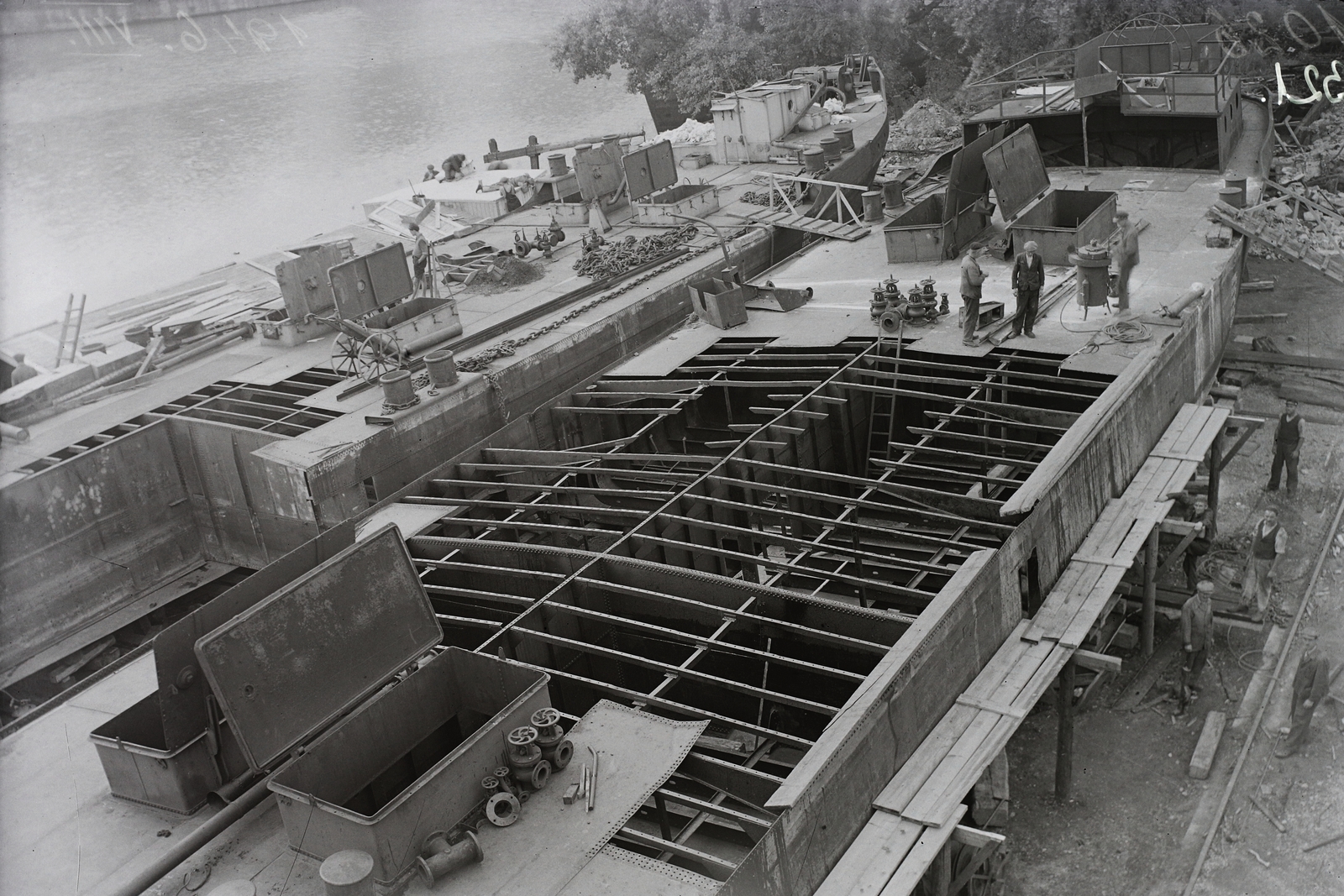 Hungary, »Olajszállító uszályok építése.« Leltári jelzet: MMKM TFGY 2017.2.479., 1946, Magyar Műszaki és Közlekedési Múzeum / Történeti Fényképek Gyűjteménye / Óbudai Hajógyár gyűjteménye, barge, Fortepan #122217