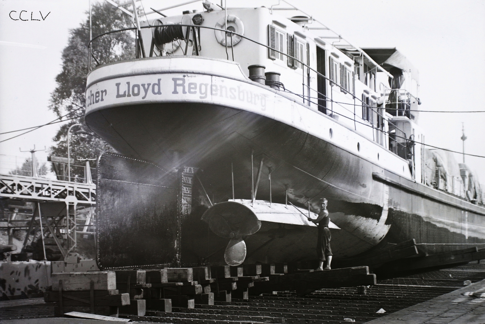 Hungary, Óbuda, Budapest III., Óbudai Hajógyár, a Bayerischer Lloyd Hajózási Társaság Meinel nevű (épült: 1922.) 237 tonnás áruszállító csavaros motorhajója az úszódokkban. Leltári jelzet: MMKM TFGY 2017.2.482., 1922, Magyar Műszaki és Közlekedési Múzeum / Történeti Fényképek Gyűjteménye / Óbudai Hajógyár gyűjteménye, Budapest, propeller, floating dock, Fortepan #122220