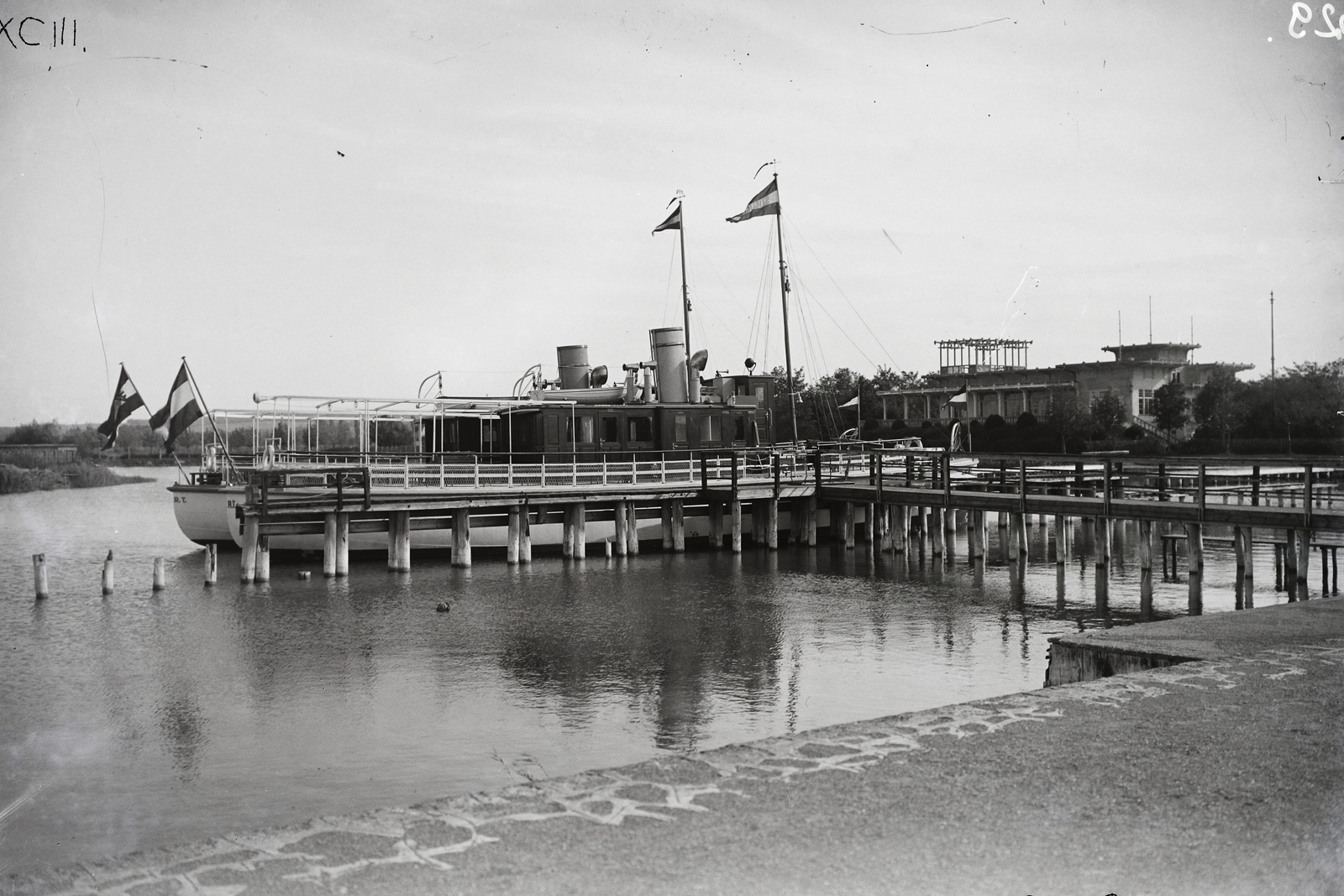 Hungary, Balatonföldvár, kikötő, előtérben a Balatoni Hajózási Rt. Szigliget (1927), háttérben a Csobánc (1927) motoros személyhajója. Leltári jelzet: MMKM TFGY 2017.2.487., 1927, Magyar Műszaki és Közlekedési Múzeum / Történeti Fényképek Gyűjteménye / Óbudai Hajógyár gyűjteménye, Csobánc ship, Szigliget-ship, Lake Balaton, Fortepan #122224