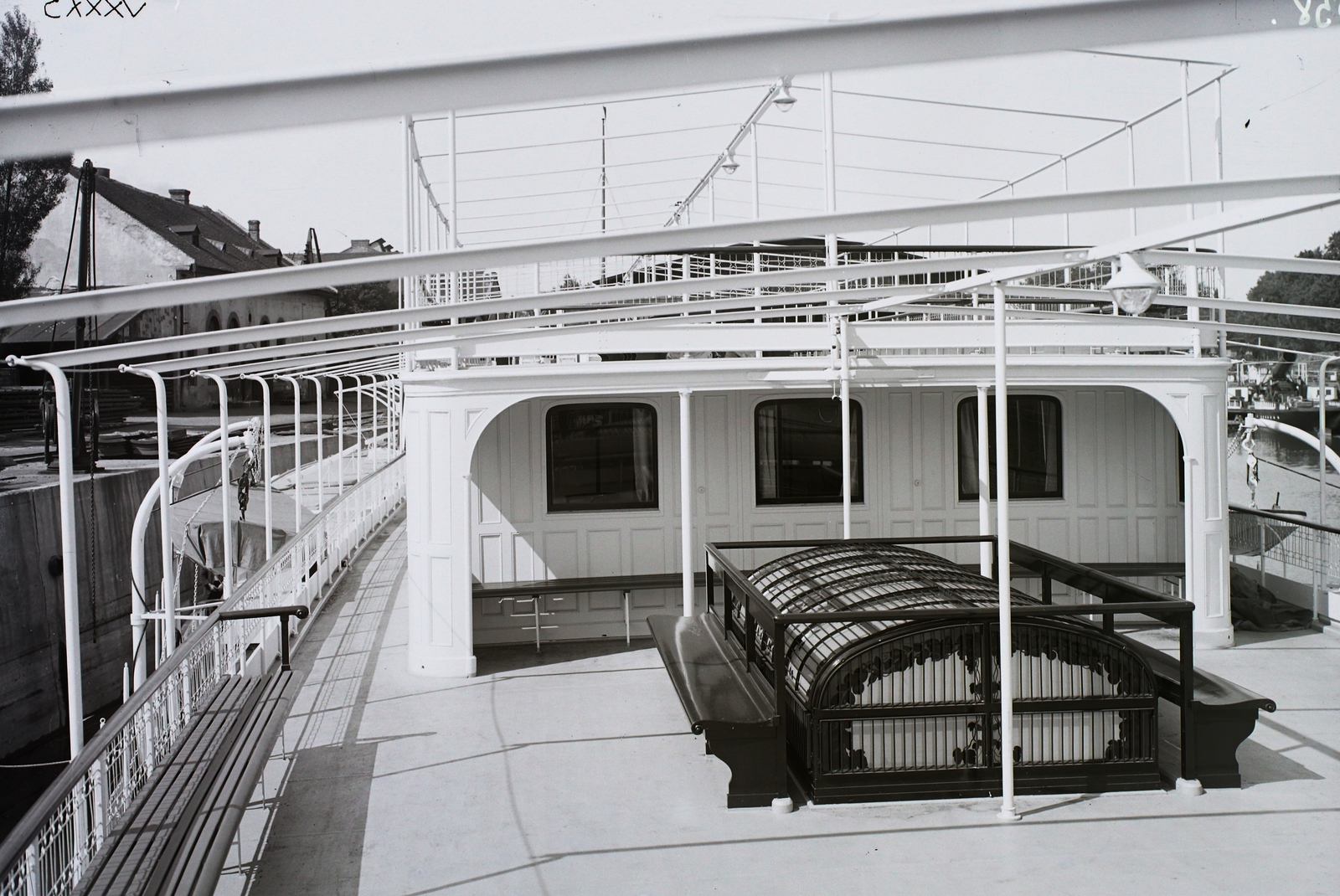 Hungary, »Ismeretlen személyszállító hajó feltehetően a CAR BORISZ III. (1941) vagy testvérhajójának fedélzete az Óbudai Hajógyárban.« Leltári jelzet: MMKM TFGY 2017.2.496., 1941, Magyar Műszaki és Közlekedési Múzeum / Történeti Fényképek Gyűjteménye / Óbudai Hajógyár gyűjteménye, Fortepan #122232