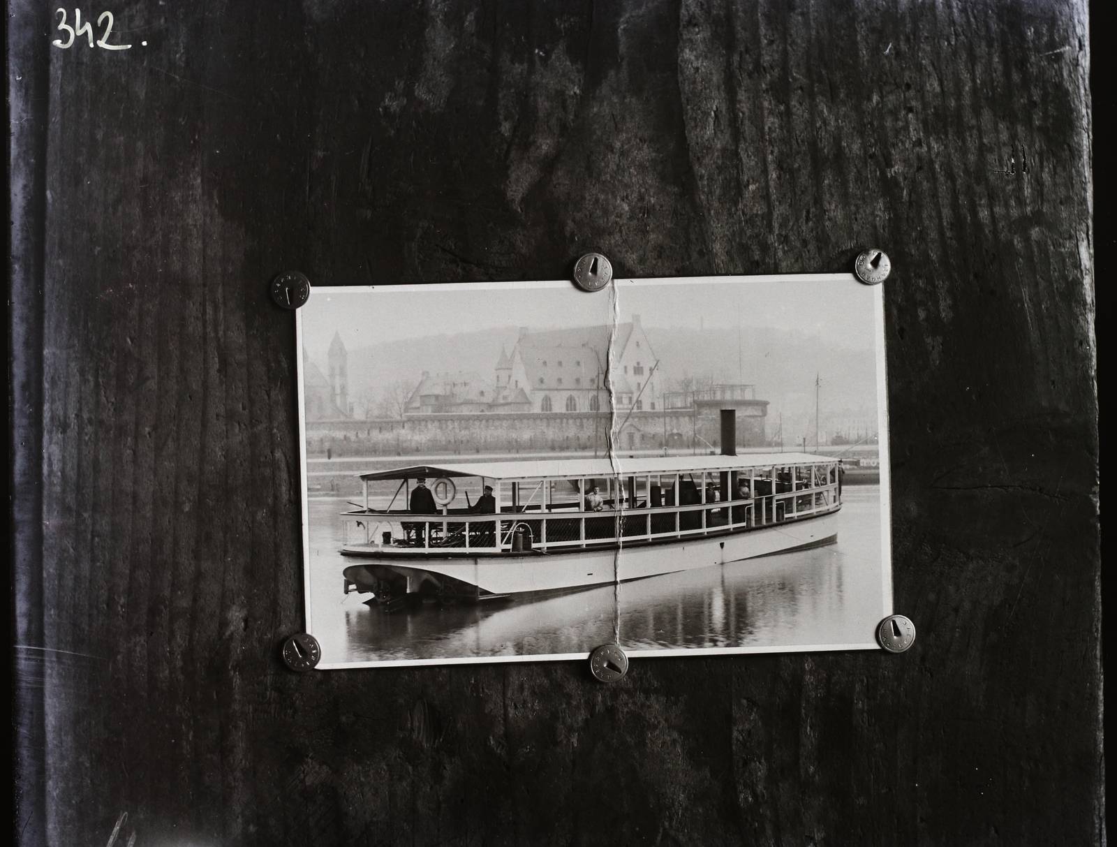 »Ismeretlen átkelőhajó, ismeretlen helyen, kitűzött papírképről készült fénykép.« Leltári jelzet: MMKM TFGY 2017.2.500., 1922, Magyar Műszaki és Közlekedési Múzeum / Történeti Fényképek Gyűjteménye / Óbudai Hajógyár gyűjteménye, picture in picture, ship, drawing pin, Fortepan #122236