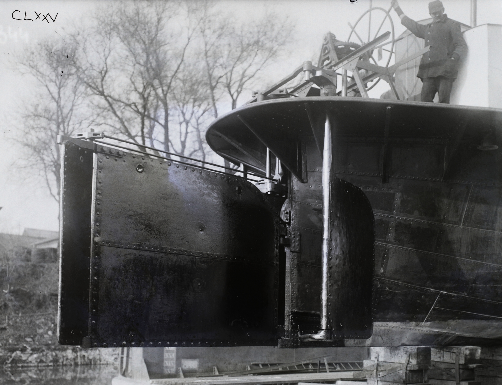 Magyarország, Óbuda, Budapest III., Óbudai Hajógyár, úszódokkban lévő uszály kormánylapátja. Leltári jelzet: MMKM TFGY 2017.2.502., 1930, Magyar Műszaki és Közlekedési Múzeum / Történeti Fényképek Gyűjteménye / Óbudai Hajógyár gyűjteménye, uszály, Budapest, úszódokk, Fortepan #122237