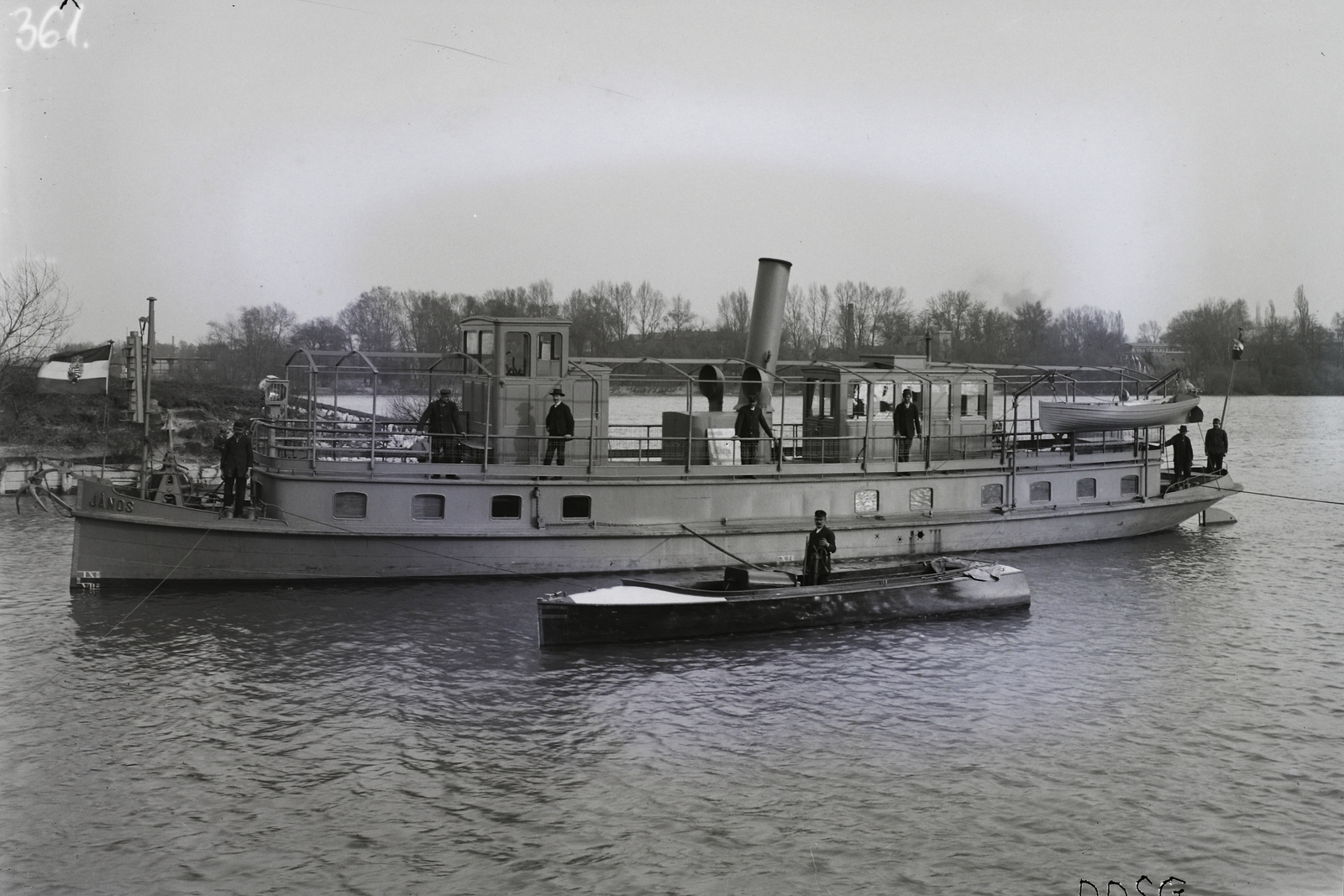 Hungary, Budapest III., a Magyar Királyi Pénzügyőrség János (1901) nevű szolgálati gőzhajója a Hajógyári-sziget alsó csúcsánál. Háttérben a Margit-sziget, a hajó faránál a vízesés látszik. Leltári jelzet: MMKM TFGY 2017.2.519., 1905, Magyar Műszaki és Közlekedési Múzeum / Történeti Fényképek Gyűjteménye / Óbudai Hajógyár gyűjteménye, steamboat, Budapest, Fortepan #122252