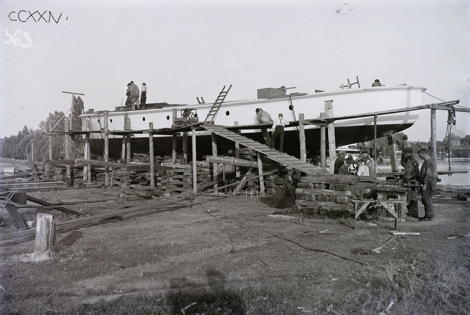 Hungary,Lake Balaton, Siófok, a Szigliget (1927) motoros személyhajó összeszerelése a Balatoni Hajózási Rt. sólyáján vízre bocsátás előtt. Leltári jelzet: MMKM TFGY 2017.2.521., 1927, Magyar Műszaki és Közlekedési Múzeum / Történeti Fényképek Gyűjteménye / Óbudai Hajógyár gyűjteménye, Szigliget-ship, Fortepan #122254