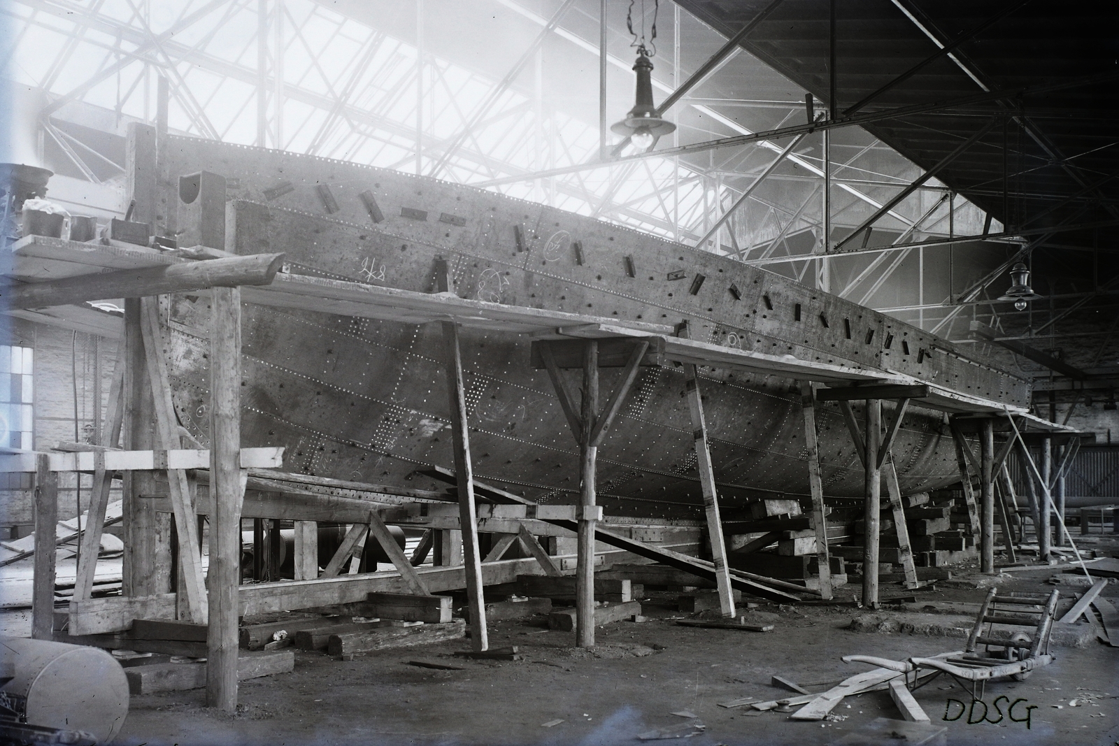 Magyarország, Óbuda, Budapest III., Óbudai Hajógyár, a szerelőcsarnokban a Balatoni Hajózási Rt. részére épülő Szigliget (1927) motoros személyhajó ideiglenesen, csavarozással összeállítva. Leltári jelzet: MMKM TFGY 2017.2.540., 1927, Magyar Műszaki és Közlekedési Múzeum / Történeti Fényképek Gyűjteménye / Óbudai Hajógyár gyűjteménye, Budapest, cölöp, üvegtető, Fortepan #122258