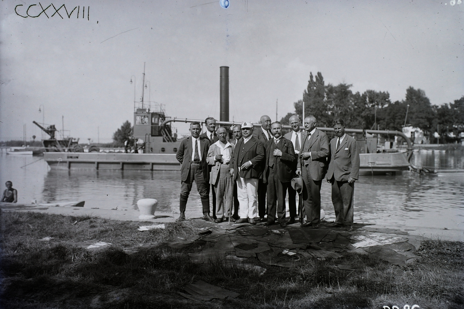 Hungary,Lake Balaton, Siófok, a Somogy (1928) dízelmotoros kotróhajó vízre bocsátás után a sólyatéri öbölben. Előtte a Földművelésügyi Minisztérium, a Székesfehérvári Kulturmérnöki Központ és az építést végző hajógyár képviselői. Középen fehér sapkában Kaáli Nagy Dezső, a Balatoni Kikötők Magyar Királyi Felügyelőségének vezetője. Leltári jelzet: MMKM TFGY 2017.2.543., 1928, Magyar Műszaki és Közlekedési Múzeum / Történeti Fényképek Gyűjteménye / Óbudai Hajógyár gyűjteménye, dredge, Fortepan #122259