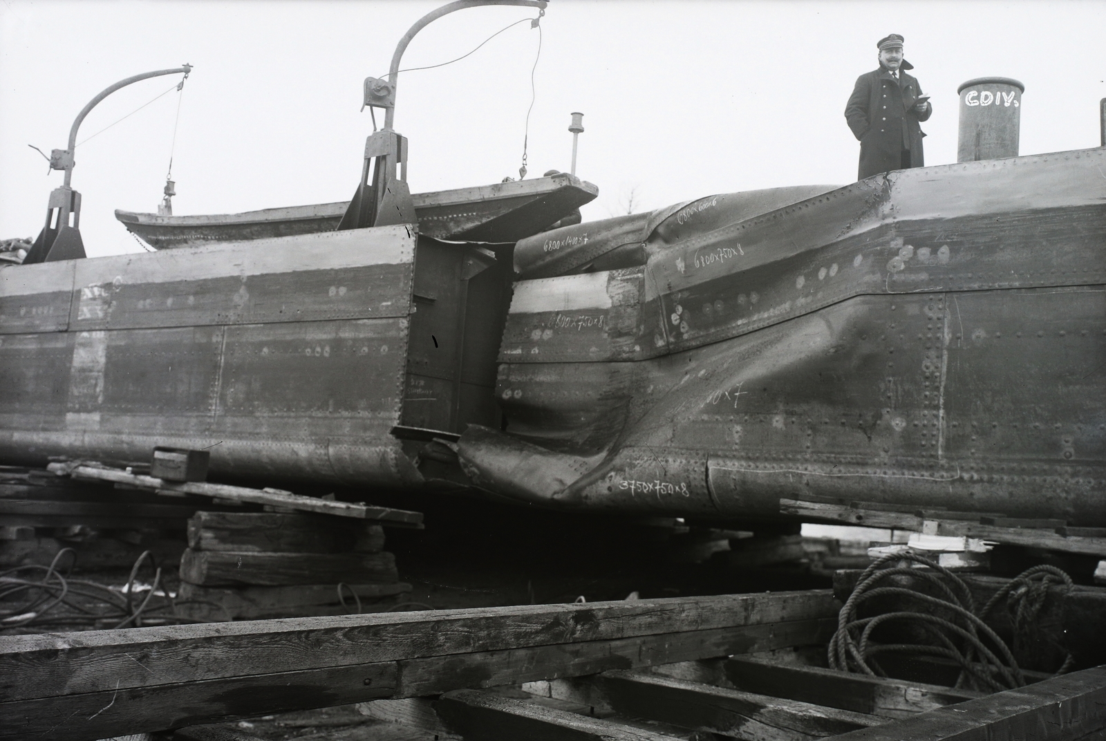Hungary, »Ütközésben megsérült hajó a sólyán.« Leltári jelzet: MMKM TFGY 2017.2.544., 1929, Magyar Műszaki és Közlekedési Múzeum / Történeti Fényképek Gyűjteménye / Óbudai Hajógyár gyűjteménye, shipbuilding, Fortepan #122260
