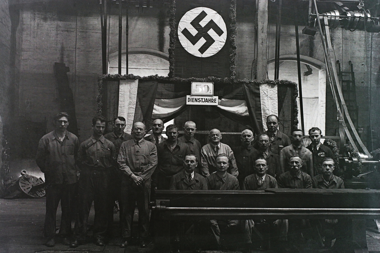 Hungary, »Szakmunkás 50 éves jubileumának ünneplése az Óbudai Hajógyárban, csoportkép.« Leltári jelzet: MMKM TFGY 2017.2.574., 1940, Magyar Műszaki és Közlekedési Múzeum / Történeti Fényképek Gyűjteménye / Óbudai Hajógyár gyűjteménye, swastica, Fortepan #122276