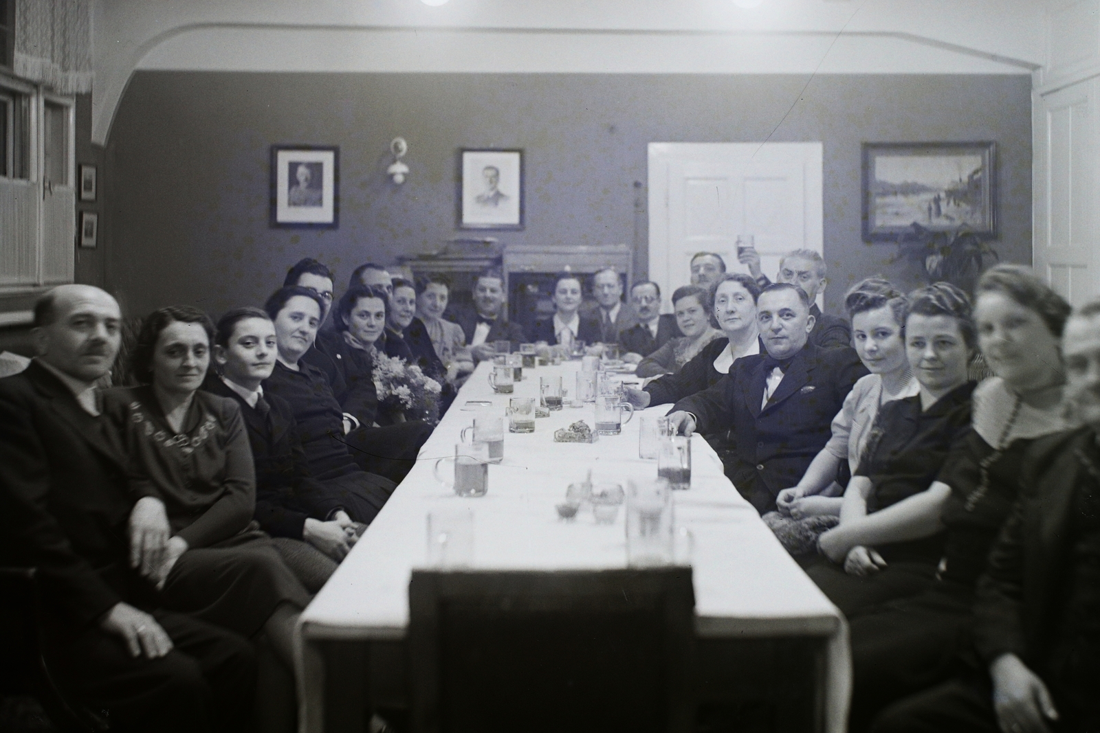 Magyarország, »DDSG vezetők, családjaikkal, közös ünnepen Hitler és Horthy képei alatt az Óbudai Hajógyárban.« Leltári jelzet: MMKM TFGY 2017.2.578., 1940, Magyar Műszaki és Közlekedési Múzeum / Történeti Fényképek Gyűjteménye / Óbudai Hajógyár gyűjteménye, ünneplő ruha, italozás, Horthy Miklós-ábrázolás, Adolf Hitler-ábrázolás, Fortepan #122279