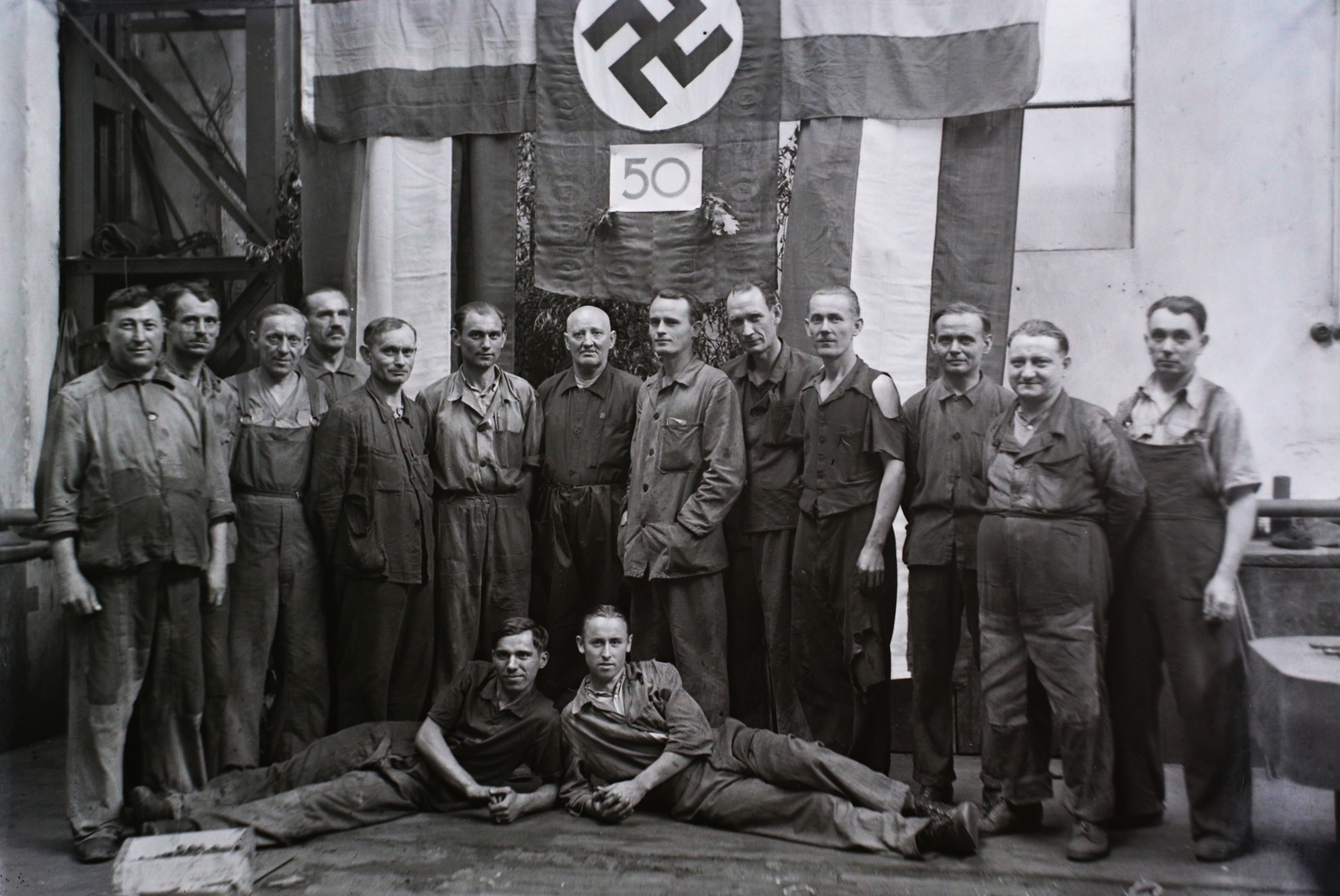 Hungary, »Szakmunkás 50 éves jubileumának ünneplése az Óbudai Hajógyárban/50. évforduló alkalmából készült csoportkép.« Leltári jelzet: MMKM TFGY 2017.2.584., 1941, Magyar Műszaki és Közlekedési Múzeum / Történeti Fényképek Gyűjteménye / Óbudai Hajógyár gyűjteménye, swastica, tableau, Fortepan #122282