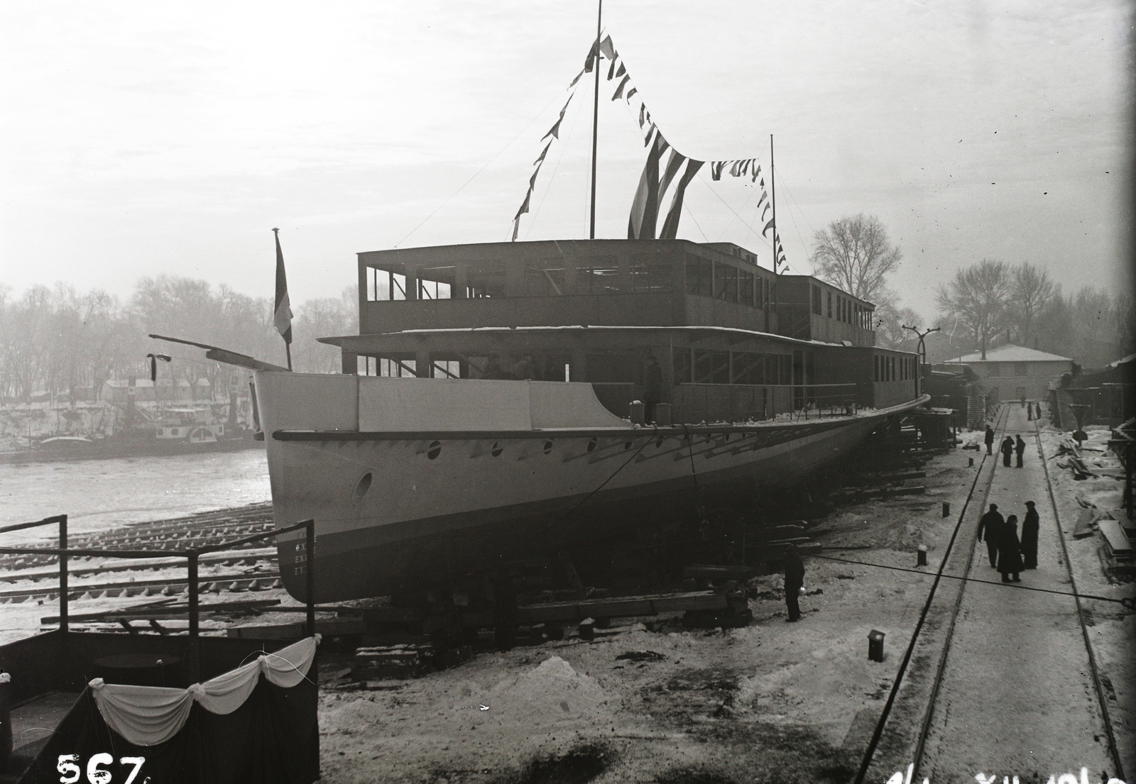 Hungary, »BRP CARICA JOANA (1941) személyszállító motorhajó vízre bocsátásra feldíszítve az Óbudai Hajógyárban .« Leltári jelzet: MMKM TFGY 2017.2.589., 1940, Magyar Műszaki és Közlekedési Múzeum / Történeti Fényképek Gyűjteménye / Óbudai Hajógyár gyűjteménye, Fortepan #122284