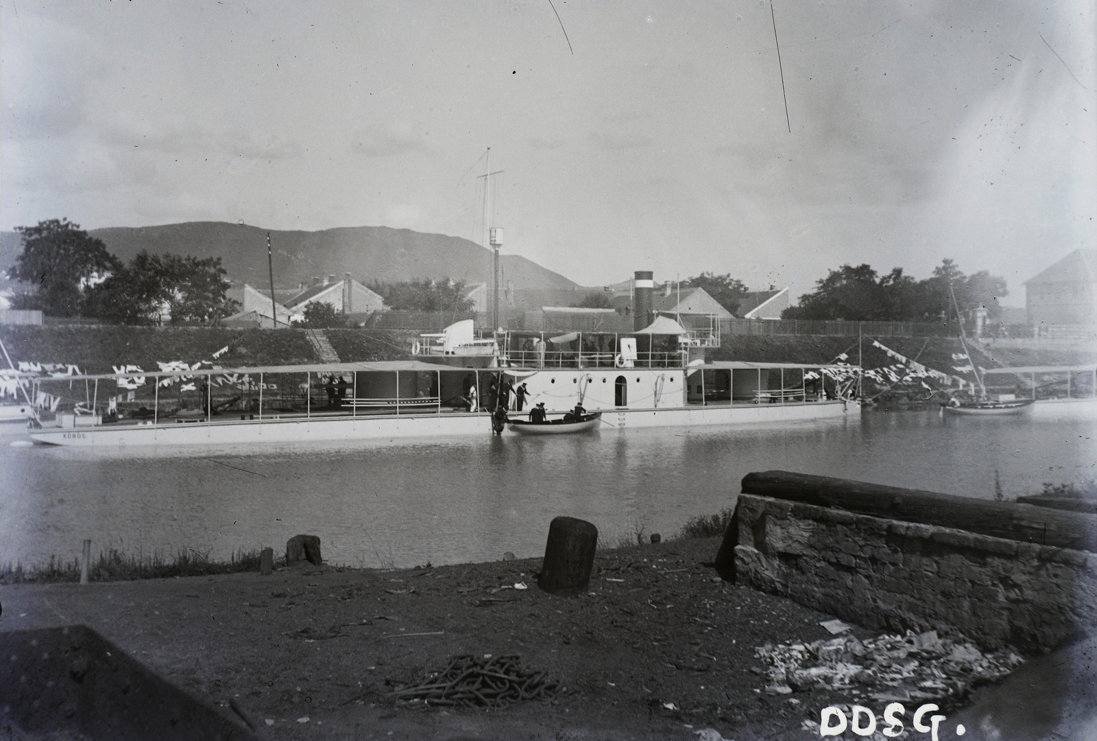Magyarország, Óbuda, Budapest III., SMS Körös (1893) monitor a Hajógyári-sziget melletti Duna-ágban. Háttérben a Hármashatár-hegy. Leltári jelzet: MMKM TFGY 2017.2.631., 1907, Magyar Műszaki és Közlekedési Múzeum / Történeti Fényképek Gyűjteménye / Óbudai Hajógyár gyűjteménye, hadihajó, gőzhajó, Budapest, Fortepan #122302