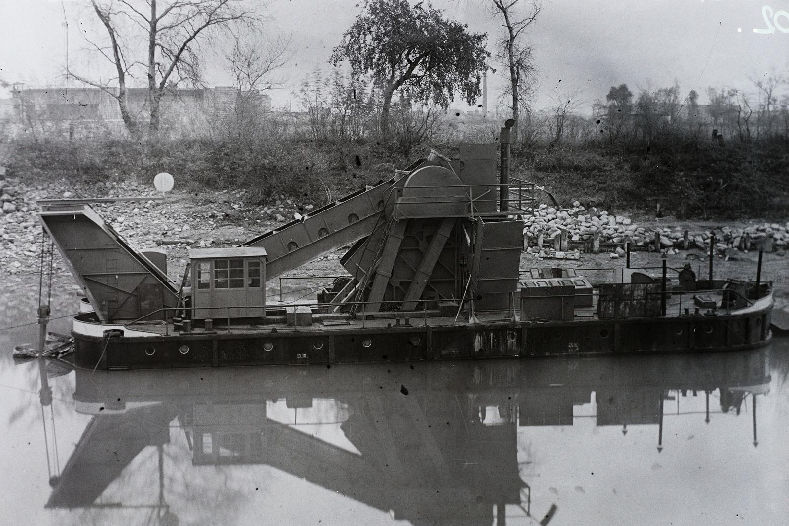 Hungary, Óbuda, Budapest III., Óbudai Hajógyár, háttérben az épülő Árpád híd. »Dunai mederkotró gőzgép.« Leltári jelzet: MMKM TFGY 2017.2.633., 1939, Magyar Műszaki és Közlekedési Múzeum / Történeti Fényképek Gyűjteménye / Óbudai Hajógyár gyűjteménye, Budapest, Fortepan #122303