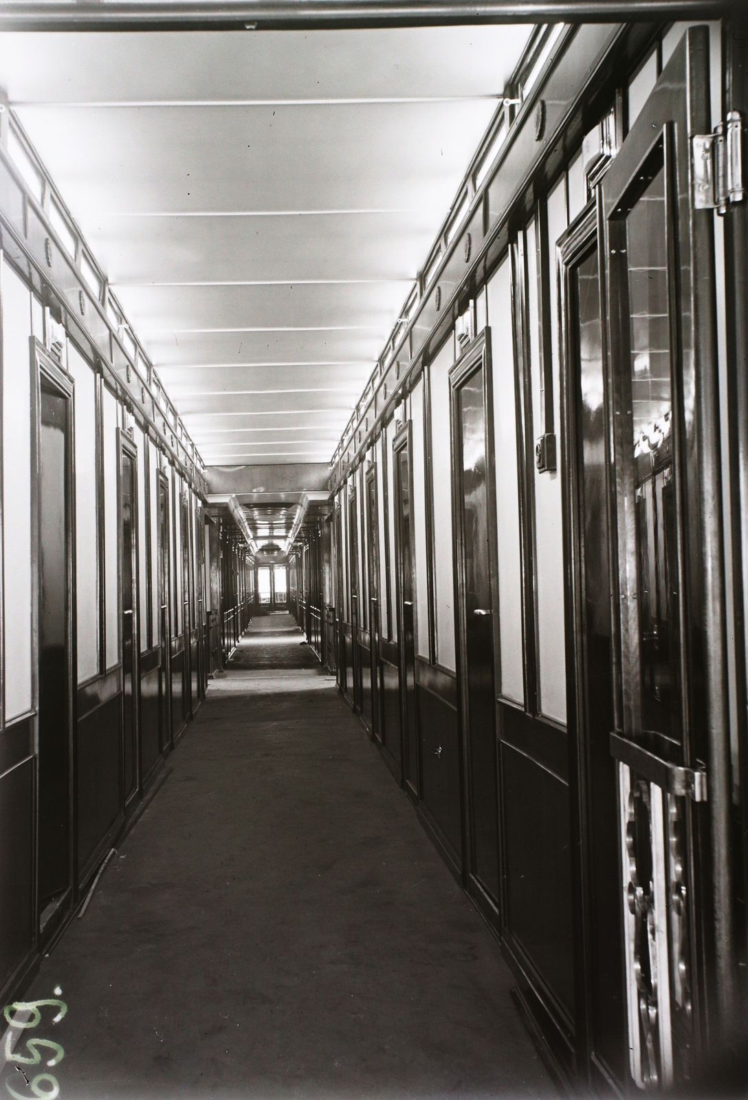 Hungary, »Valószínűleg egy 450LE-s személyszállító gőzhajó folyosója.« Leltári jelzet: MMKM TFGY 2017.2.684., 1951, Magyar Műszaki és Közlekedési Múzeum / Történeti Fényképek Gyűjteménye / Óbudai Hajógyár gyűjteménye, steamboat, corridor, Fortepan #122336