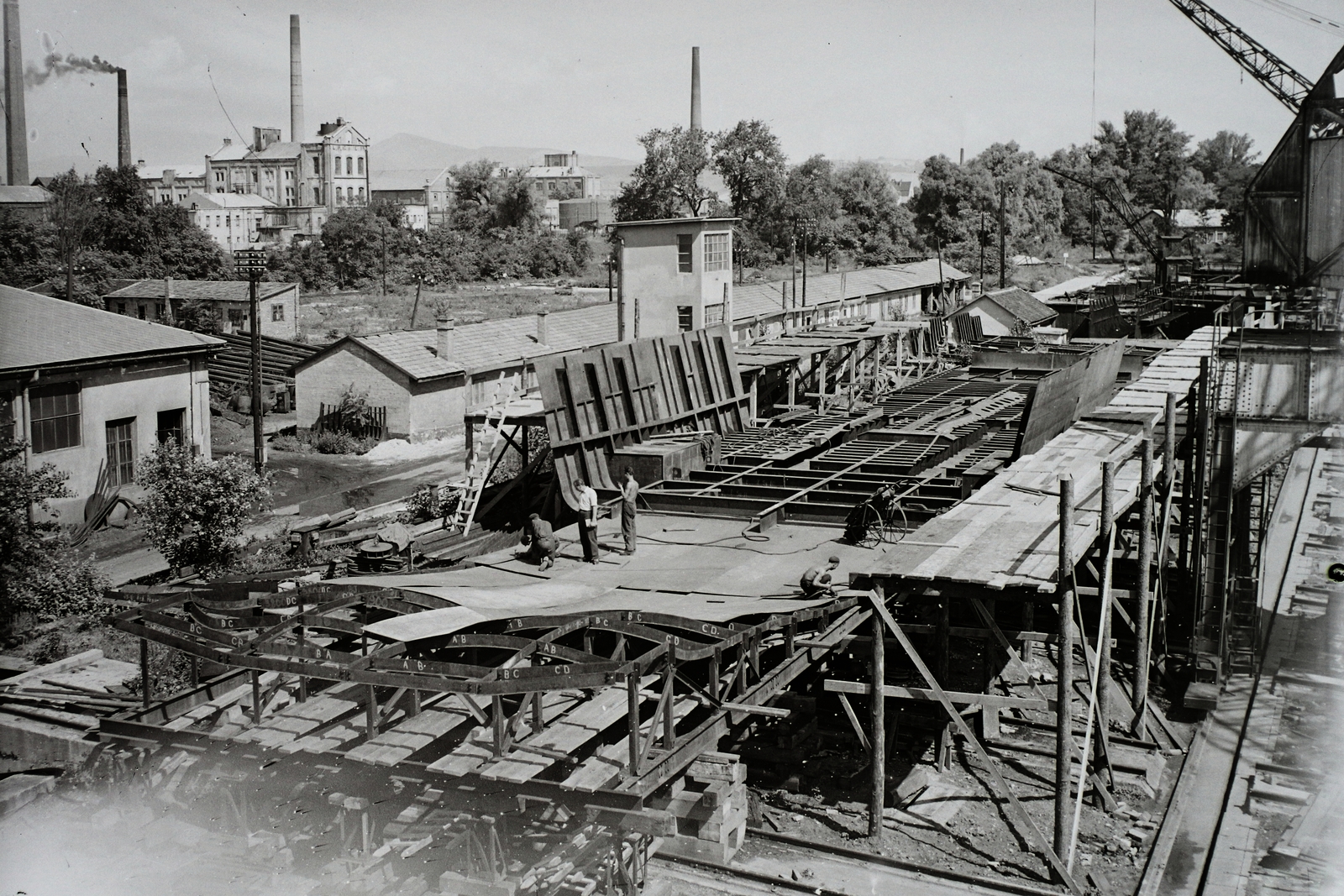 Magyarország, Óbuda, Budapest III., Óbudai Hajógyár, hajóépítés a sólyán, egy daruról fényképezve. A háttérben balra a Szeszgyár épületei. Leltári jelzet: MMKM TFGY 2017.2.690., 1951, Magyar Műszaki és Közlekedési Múzeum / Történeti Fényképek Gyűjteménye / Óbudai Hajógyár gyűjteménye, Budapest, hajóépítés, Fortepan #122340